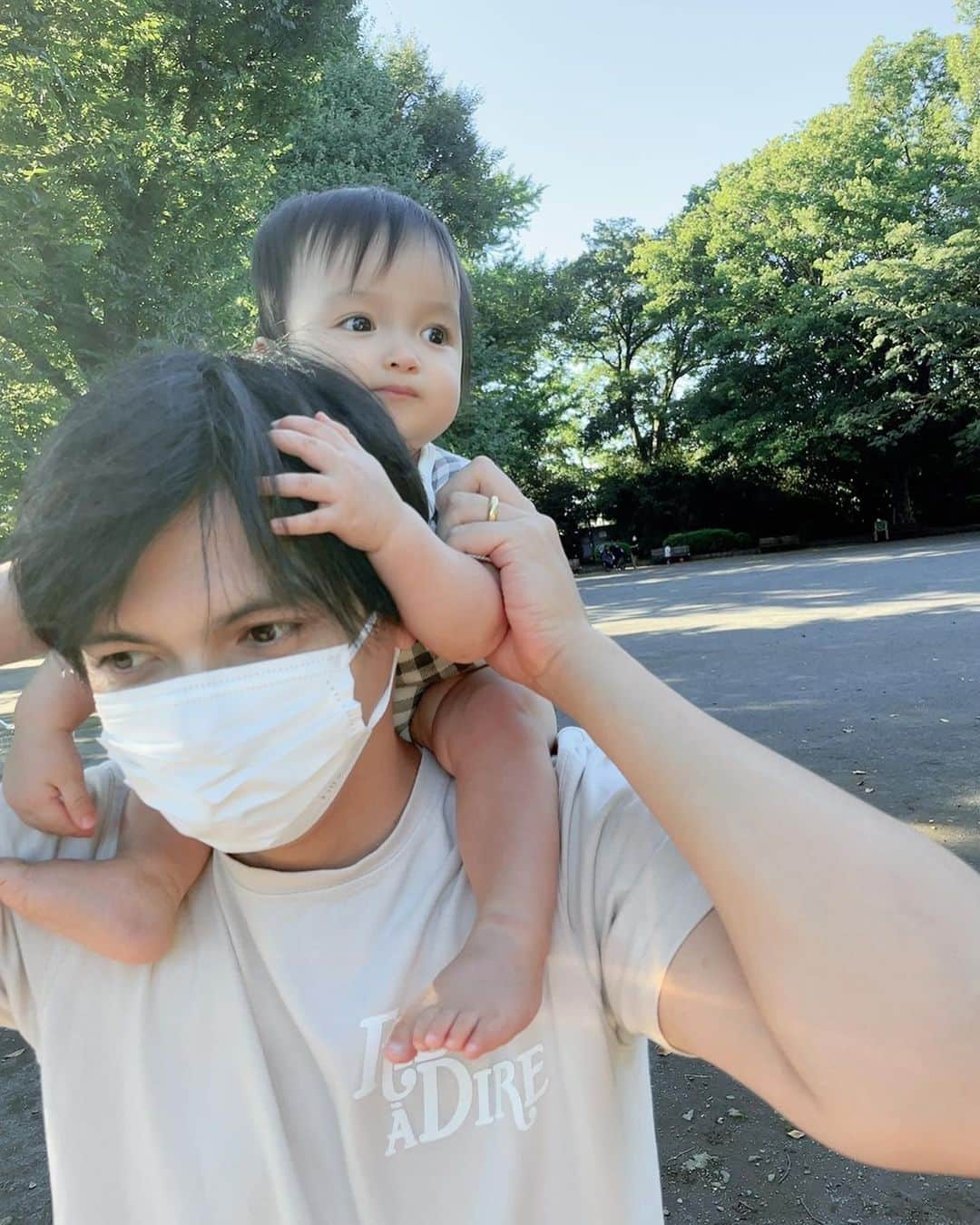 アレクサンダーのインスタグラム：「うちのねずこ❤️可愛いな 首が良い感じでついつい調子に乗ってしまった #禰󠄀豆子 #赤ちゃん」
