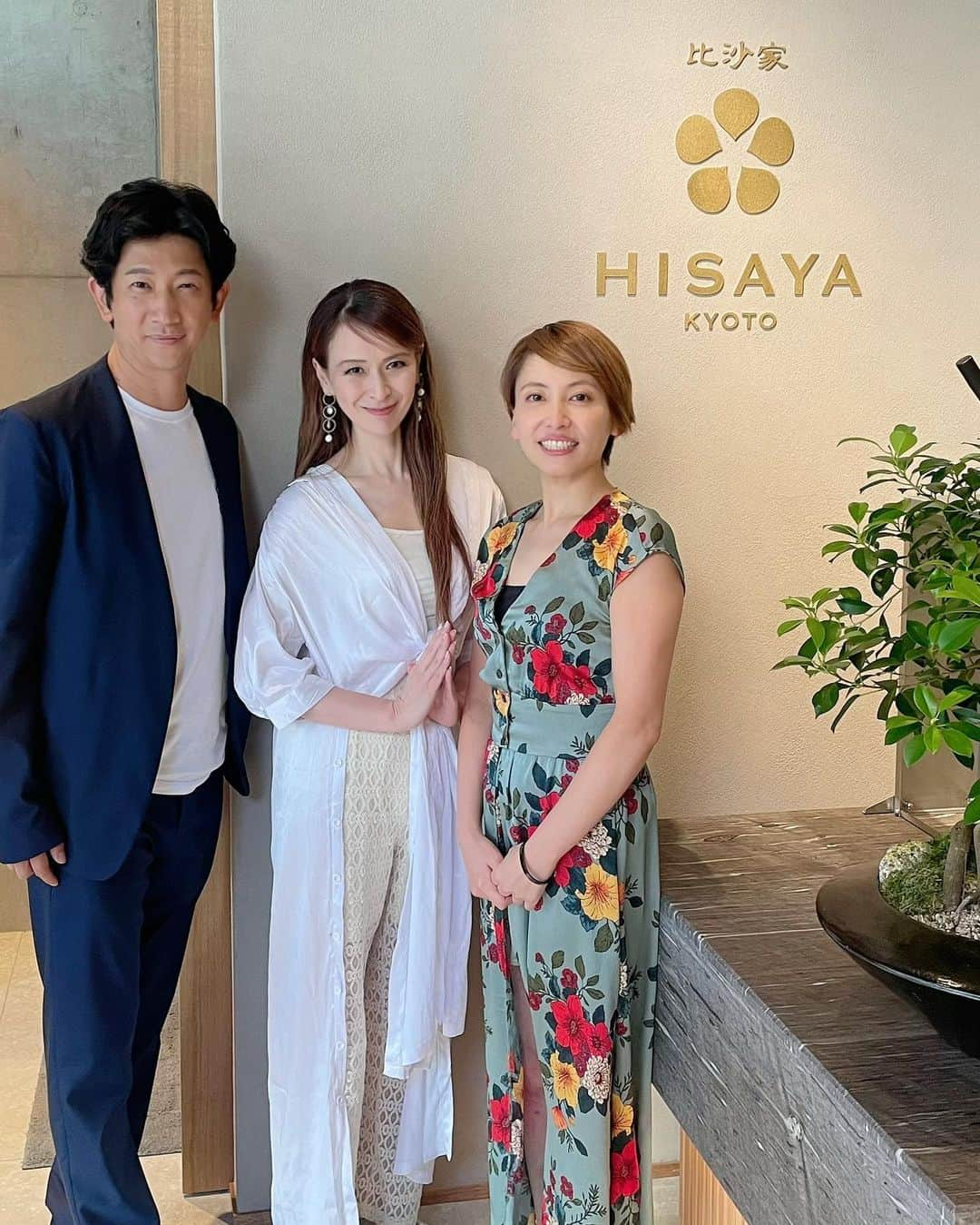 里井真由美さんのインスタグラム写真 - (里井真由美Instagram)「京都から〜 東京・麻布十番に初出店🌰❤️   10/1 「茶房 Hisaya Lounge ヒサヤラウンジ」がオープンでございます〜 @hisaya.lounge  @hisayacafe   トップ画像は「丹波栗の京都モンブラン」 京都本店で 大人気の目の前しぼりたてモンブランです。  → 入刀でございます〜 中は抹茶アイスに カダイフのパリパリ食感が上品な心地良さ♪  「京やきぐり」として知られる比沙家さん ならではの魅力♡ 丹羽栗を中心に国産栗で仕上げた濃厚栗クリームです🌰(^^)  Hisaya Lounge での新作は、、、  ●丹波栗の東京モンブラン ●丹波栗のモンブランパフェ   これがねぇ、、、 センス良くおいしいの〜❤️😍❤️  宮田真代シェフが監修されているので、 おいしさとスタイリッシュさが共存しているんです♡ 和菓子 栗ようかんもとてもおいしいです。改めてご紹介しますねー😉 @mayo_miyata_patissiere  。。。。  麻布十番 駅歩3分、 利便性良く落ち着いた雰囲気で和栗スイーツが楽しめて嬉しい❤️  1階はテイクアウトが中心で、 京やきぐりや マロンシャワーのモンブランソフトクリームも販売予定だそう🌰🚿  10/1 オープンが楽しみ♡  🔻  茶房 Hisaya Lounge  東京都港区麻布十番２丁目４−８ @hisaya.lounge   。。。。  梅野社長、ナポちゃんとご一緒させて頂きました。お招き感謝でございます✨🙏  。。。。。  連休の方が多いでしょうか？ お仕事の方もお休みの方も素敵な日曜ナイトをお過ごし下さいね〜✨✨✨✨  。。。  #hisayalounge #ヒサヤラウンジ #hisayacafe #京やきぐり#比沙家  #ヒサヤカフェ #新店舗オープン #麻布十番#麻布十番カフェ #montblanc #モンブランの世界#モンブラン#栗#栗スイーツ#和栗#sweets#スイーツ#cake#里井真由美#入刀でございます #フードジャーナリスト里井真由美#断面モンブラン#蛋糕#断面フェチ#栗子蛋糕#さといいね #ありが糖運動#japan#japanese」9月19日 21時06分 - mayumi.satoi