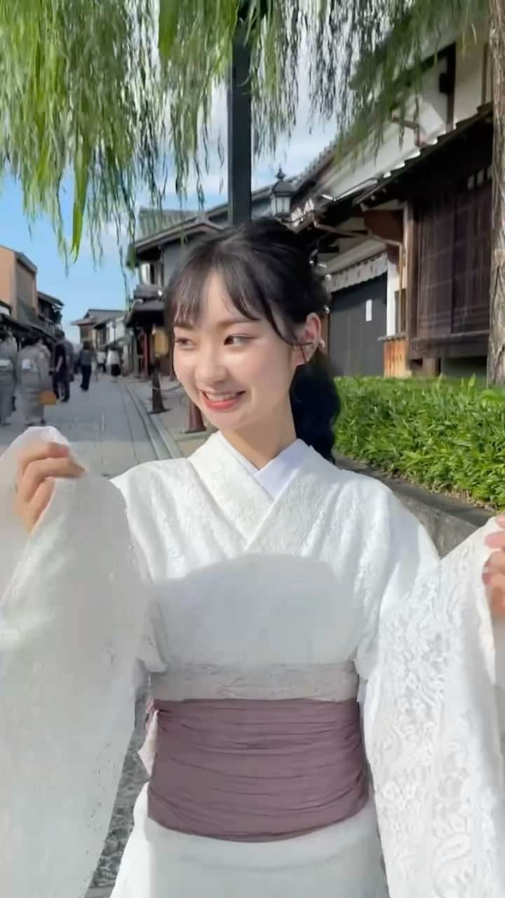 田邉彩香のインスタグラム：「こんばんは！あやかです🌙  皆さん3連休いかがお過ごしですか☺️  今日は可愛いレースのお着物を着て撮影してきました🤍 普段と違う格好やとやっぱりテンション上がりますね✨  また紅葉の時期にお着物着たいな☺️🍁  そして今日の #あやぽち も よろしくお願いします♡  ────────────────   撮影時のみマスクを外しています  #ミスキャンパス同志社 #同志社大学 #ミスコン #ミスキャン #着物 #着物コーデ #着物レンタル #着物ヘアアレンジ #和服 #和服コーデ #和服ヘア #梨花和服 #梨花和服清水寺店 #レース着物 #レース着物コーデ #黒髪 #京都観光 #京都着物レンタル #京都旅 #清水寺 #蹴上 #蹴上インクライン #kyoto #kyototrip #kyototravel #kimono」