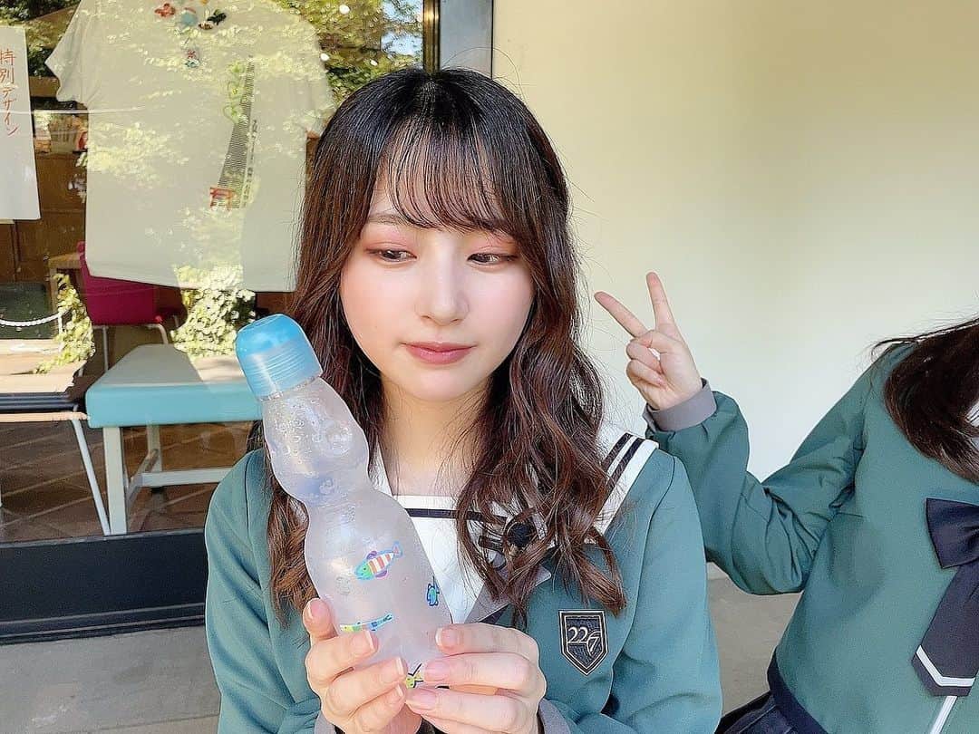 白沢かなえのインスタグラム：「夏の思い出。☀️ ⁡ ⁡ 『22/7 #検算中 』Blu-ray ヒット祈願⛩ ⁡ ⁡ #愛宕神社 にて。 ⁡ NHKのすイエんサーで ラムネの綺麗な開け方を 紹介してたのを観てたから 綺麗に開けられました🍅 マネージャーさんの分も頼まれたもの🙋🏻‍♀️ この日ほんとに暑かったなぁ、、☀️ ⁡ ⁡ #ざうお 新宿店さんにて。 ⁡ お魚をたくさん食べる機会が滅多にないので 新鮮で楽しかったです☺️ 美味しくいただきました✨ 欲を言えばヒラメも食べたかった〜〜🎣 ⁡ ⁡ ⁡ #ナナニジ」