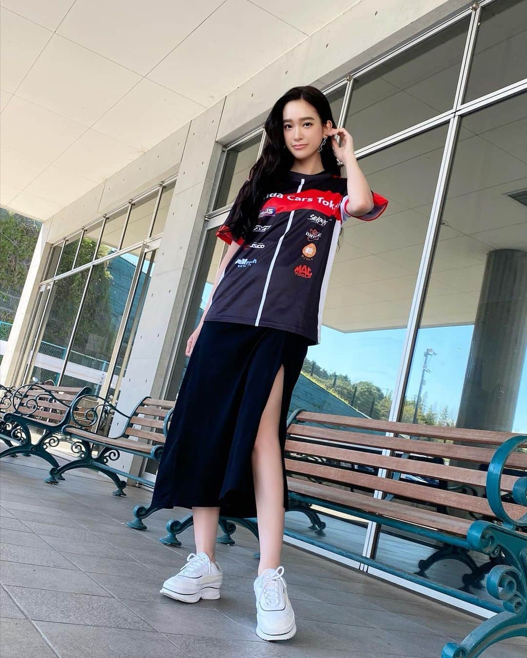 太田麻美のインスタグラム：「スーパー耐久Rd,5鈴鹿 222号車Honda Cars Tokai の応援有り難うございました❤️🖤 今回も無事にチェッカーを受ける事が出来て良かったです🏁 S耐は早くも次戦が最終戦です！ ラストも宜しくお願いします✨  #supertaikyu #racequeen #rq #megalifebattery #megalifegirls #スーパー耐久 #レースクイーン #鈴鹿 #鈴鹿サーキット #メガライフガールズ」