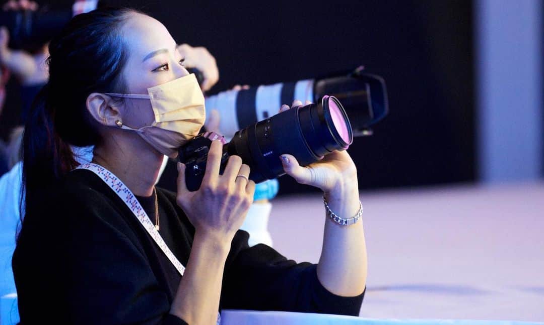 野口啓代のインスタグラム：「I look like a photographer, right?😂🤳 • • •  ちょっと真面目にお仕事してるアピールしとこ← • • •」