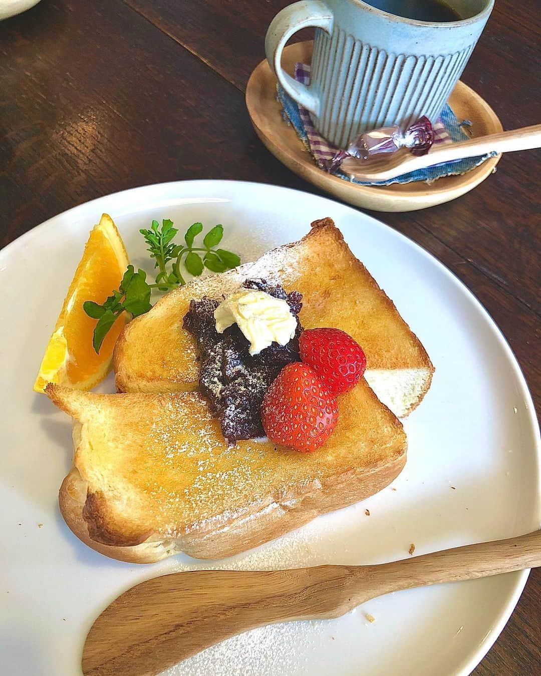 加納永美子さんのインスタグラム写真 - (加納永美子Instagram)「＿＿＿＿＿＿＿＿＿＿＿＿＿＿ 境港のホッとするカフェで☕️😌  港珈琲 井川 @sumii1219   私がいただいたのは ▫️あずきトースト と ▫️コーヒー  あずきとバターと分厚いトースト、香ばしいコーヒーの香り、もう最高の組み合わせ😋💓  ジュリアさんの注文した ▫️フレンチトースト と ▫️ジンジャエール もとっても美味しそうでした🤤  境港観光協会のYouTubeに動画があがっています！より詳しい情報がご覧いただけるので、是非ご覧ください🤗 @sakaiminato.kanko   ↑境港観光協会のアカウントのプロフィール欄記載のHPからYouTubeチャンネルに飛べます🙆‍♀️  #境港 #米子 #鳥取グルメ #松江 #境港グルメ #鳥取カフェ #境港カフェ  #フレンチトースト #あずきトースト #港珈琲井川  #境港観光協会 #鬼太郎  #鳥取 #鳥取観光 #鳥取旅行 #鳥取観光 #回転寿司 #大漁丸 #鳥取ランチ #境港ランチ」9月19日 21時52分 - emiko_s2