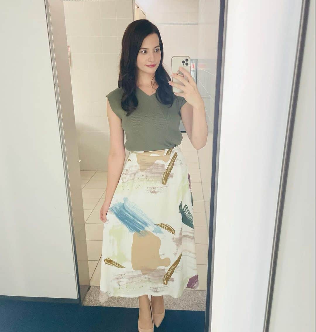 のインスタグラム：「news every.衣装👗  8月16日(月) 絵の具で落書きしたようなスカートがすごくかわいい🧡カーキのニットが大人の印象で締めてくれてますね🌿  @millioncarats_official   8月17日(火) ネイビーのトップスは写真だとわかりづらいですが袖がパフスリーブになっています🦋スカートはミラーカラーのような動くと光沢感で色合いが微妙に変わってかわいい✨  トップス @smeralda_official_  スカート @millioncarats_official   8月18日(水) ネイビーレースのセットアップ💙 上品な印象になりますよね🥺 上下とも他のコーデにも確実に使えて良さそう！  @smeralda_official_   8月19日(木) 軽やかな雰囲気の二着🌱締め色ですけど、夏から秋にも使い勝手のよいコーデだなって思いました🍁  @millioncarats_official   8月20日(金) グレージュ？というのかな、この色のレースのワンピースって珍しいなと🤍落ち着いていて綺麗ですよね、お気に入りでした☺️  @aimer_dress   アクセサリーは全て @osewaya_official   素敵な衣装をありがとうございました😊  #日本テレビ #newsevery. #アナウンサー #キャスター #アナウンサー衣装」
