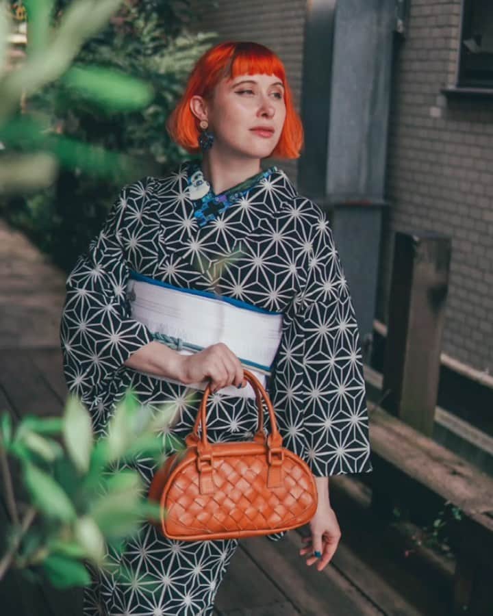 Anji SALZのインスタグラム：「👘 One kimono - 7 @robita_bag s 💼   Just a little memory from last year and me trying to make a video like the cool kids. Officially feeling like a granny now as I obviously can’t wrap my head around how these TikTok effects shall be applied 😅😩  Also maybe it’s time to dye my hair again. Getting bored of the blonde slowly 😎🤪  @_robitas_ 😘 #kimono #japanesekimono #leatherbag #tokyo」