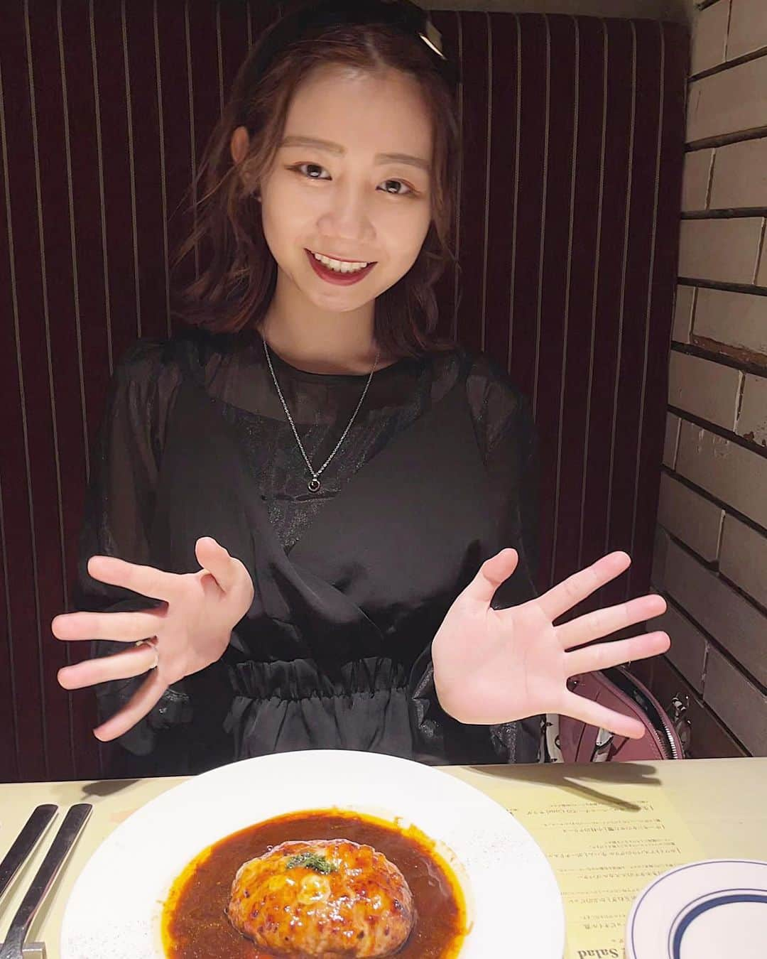 山口莉央のインスタグラム：「こんばんは🌙  ずっと行きたかったハーンバーグ屋さんに行ってきました🎶 「コネル」というところで、名前にすごく惹かれてたんです🥺💕 自分で好きなパテとソースを選ぶことが出来て、自分好みのハンバーグを注文することができます！！ 私はチーズ入りのパテとデミグラスソースにしました✨次はエビのソースで食べたい！！ ぜひ行ってみてください🥰  #ミスキャンパス同志社 #同志社大学 #被写体 #MCD2021 #女子大生 #ミスコン#ミスキャン #サロモ #サロモ希望 #イエベ春 #ミディアムヘア #ボブヘア #portrait #ポートレート #被写体モデル #何気ない瞬間を残したい #骨格ウェーブ #河原町カフェ #河原町ランチ #四条カフェ #四条ランチ #京都カフェ巡り #カフェ巡り #河原町ディナー #京都ディナー #ハンバーグ #ハンバーグコネル  #カチューシャ」