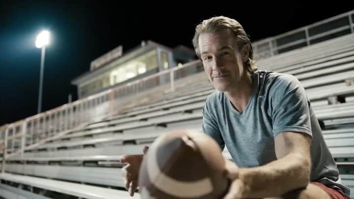ジェームズ・ヴァン・ダー・ビークのインスタグラム：「@heb asked if I’d do a commercial about how much I love Texas and football… Me: “Can I throw a pass at the end?” Them: “Can you?” Me: 😎 ❤️ my H-E-B」