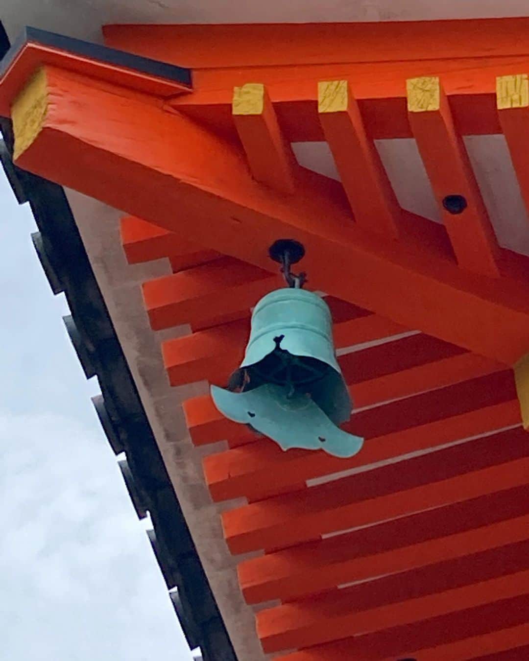 村田千弥さんのインスタグラム写真 - (村田千弥Instagram)「#もっと知りたい京都 #世界遺産 #清水寺 の 前編、ご覧いただけましたか😚？ 最初の出題に【坂上田村麻呂】ってしっかり答えられたのが嬉しすぎて、小躍りしたい気分でした。笑  三重塔としては日本最大級の31mの高さを誇る、 清水寺の #三重塔 。 この屋根の四方にあるはずの鬼瓦が、東南角だけ龍の瓦になっている(龍は雨を呼び火を防ぐ守護神)というお話がありましたが🐉  実はこれ以外にも #火伏せ のモチーフを発見しました！  懸魚や風鐸にあしらわれた小さいハートの形♥️ これ【猪目】と言って、古くから魔除けとして使われている模様なのですが… さらに、イノシシは【火伏せの神さまの御使い】とされていて、火伏せの意味合いも込められているんですって🐗  寺社の建築や武具などによく使われている模様なので、 探してみてくださいね〜！  #京都 #kyoto #kbs京都 #きらきん #国宝 #重要文化財 #京都巡り #京都観光 #京都旅行 #京都散策 #京都観光スポット #古都京都 #寺社仏閣 #お寺巡り #神社巡り #日本史 #歴史好き #歴史好きな人と繋がりたい #京都好き #京都好きな人と繋がりたい #京都検定」9月19日 22時40分 - chr.0429