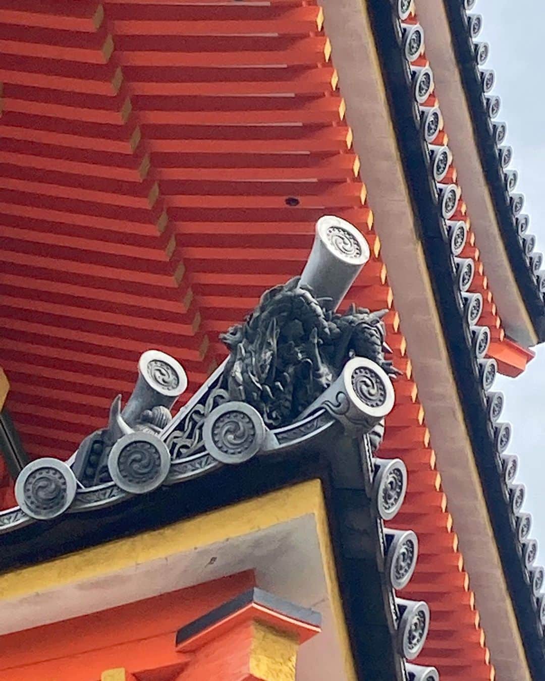 村田千弥さんのインスタグラム写真 - (村田千弥Instagram)「#もっと知りたい京都 #世界遺産 #清水寺 の 前編、ご覧いただけましたか😚？ 最初の出題に【坂上田村麻呂】ってしっかり答えられたのが嬉しすぎて、小躍りしたい気分でした。笑  三重塔としては日本最大級の31mの高さを誇る、 清水寺の #三重塔 。 この屋根の四方にあるはずの鬼瓦が、東南角だけ龍の瓦になっている(龍は雨を呼び火を防ぐ守護神)というお話がありましたが🐉  実はこれ以外にも #火伏せ のモチーフを発見しました！  懸魚や風鐸にあしらわれた小さいハートの形♥️ これ【猪目】と言って、古くから魔除けとして使われている模様なのですが… さらに、イノシシは【火伏せの神さまの御使い】とされていて、火伏せの意味合いも込められているんですって🐗  寺社の建築や武具などによく使われている模様なので、 探してみてくださいね〜！  #京都 #kyoto #kbs京都 #きらきん #国宝 #重要文化財 #京都巡り #京都観光 #京都旅行 #京都散策 #京都観光スポット #古都京都 #寺社仏閣 #お寺巡り #神社巡り #日本史 #歴史好き #歴史好きな人と繋がりたい #京都好き #京都好きな人と繋がりたい #京都検定」9月19日 22時40分 - chr.0429