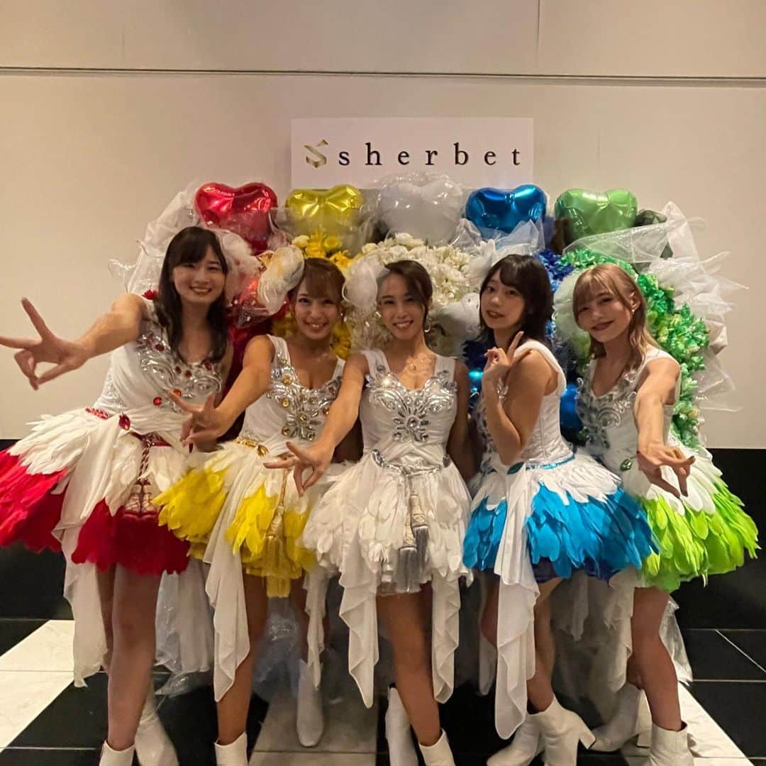 青山ひかる（あおみん、あお松）のインスタグラム：「#sherbet #全国11都市ワンマンツアー  ファイナル公演、品川ステラボール🎙 ． ． ライブ活動休止前、最後のライブでした。 生憎の雨の中、ご来場ありがとうございました！そして開場･開演が押してしまい、誠に申し訳ありません。 ． 無事に誰も大きな怪我なく、ツアーを完走することが出来ました！！！🙏 ． 広島🍁と北海道🦀は、東京で振替公演になってしまいましたが😣 別の機会で、行けることを！！！お仕事頑張ります。 ． ファイナル公演、最後のライブということで みんなでめちゃくちゃ緊張していました。 ステージに出てしまえば、もう開き直って歌って踊ることが出来ました笑← ． ． 今回のツアーで、色んなスタッフさんたちが sherbetに関わってくれて、sherbetの為にステージを考えてくれて手伝ってくれて 「Crystal Memories」が、素晴らしいステージになりました✨✨😭 本当にありがとうございます。 ． ． いつの間にか、6年間、 sherbetを、アイドルを 続けていました。 正直言って、歌もダンスも上手いとは言えない私でした ライブに出演して、動画を見直して みんなと全然違う。歌声掻き乱してる。と 思ってて「私が居なければいいんかなー」とか 思う毎日もありました。実は。 でも、それでも匙を投げないで ダメ出しをしてくれたり、教えてくれたり 笑って、泣いて、怒って たくさんcrewと思い出を作って 楽しすぎて、ずーっと離れられませんでした。 本当に家族みたいな。居心地がいい私の居場所でした。 ． 途中から、舞台では踊れるのになんでsherbetでは踊れないんや…？って 気づきました。というか、みんなから気づかされました！ そこから、考えが変わっていって 「表現する」ということを覚えました！！ いや、ダンスも表現するんですけどね(語彙力皆無🙏) 褒められるようになり、自信がついて 歌にも自信がついて。(たまにコケますけどw) これを気づいてくれたcrewには、本当に感謝です。 ． 今となっては、crew･初見さん･後輩ちゃんたちに かなり褒められるようになりました。(◜◡‾)✌️ 私、チョロいのでめちゃくちゃ嬉しい🌟 でも、ちょっぴり照れてました。笑 本当にありがとう❤️自信がつきます、やってて良かったて思う。 ． ． ． この6年間で、たくさんの人と一期一会してきました。 メンバーも色々と変わったり、ライブ中のトラブルもたくさんありますね笑 綺麗なサイリウムの景色を味わったり…！ 生誕祭も、毎年してくれてその度にパワーアップがすごくてw 悔しい時も、悲しい時も、楽しい時も、笑った時も 応援してくれているみんなが、crewが居てくれて メンバー、スタッフさんが居てくれて。 勇気を出して現場に来てくれて、興味を持ってライブに初めて来てくれて 人伝で来てくれたり、きっかけはそれぞれだけど 『sherbet』のライブ現場に来てくれて、選んでくれて 本当にありがとうございます。 ． その出会いがあったから、今の私がいます。 sherbetがあったからこそ。 感謝しきれないほど、、、感謝してます。 みのりんが、MCで言ってた通り sherbetのライブは自分にとっても「財産」になりました。 かけがえの無い宝物。思い出です💎 ． ライブ活動はありませんが、個々の活動など 他のことを全力で頑張っていきます。 また別の「景色」を見に行きたいと思います。 それを、またみんなと見てみたいです。 なので、これからも私たちの sherbetの応援をよろしくお願いいたします❤️‍🔥 ． ． 最後まで泣かずにいこうと思ったんですが 卒業生からのサプライズが…！😭😭 大泣きだっ😂カッコつかなくてすみませんw (個人的には、当時14歳だったあいあいが21歳になってておばさん気分です←) ． 本当に愛されているんだな。と再認識しました。本当にありがとう🥲🙏 ． 物販も押してしまい、大変申し訳ありません。 こちらの不手際で、上手く特典会が回らず 撮れなかった方もいると思います… 是非、どこかのイベントで会いに来てください🥺🥺 Twitterのリプライでもいいので感想をお聞かせください…🙏 そして、特典会、、 夜遅くまでありがとう😇💓 なんとか撮影会は、持ちこたえました() 一生忘れられない特典会になりました()ww ． とにかくっ！ファイナル公演 素敵な景色をありがとう。 素敵な思い出にさせてくれてありがとう。 貴重な時間をsherbetに使ってくれてありがとう。 感謝しきれません！！！！！本当にありがとう！！！！！！！！ ． もっと大きく成長します！sherbetで成長したことを糧に これからも活躍の幅を広げたいと思います！🕊 ． ． sherbetのこと、忘れないでね？ そして、妹分ユニットの sherbet NEOも応援よろしくお願いします☺️ ． めっちゃ長くてごめん。笑 言葉は拙いですが、ここに残しておきたいです。 本当にありがとう🌟みんな大好きだよ🌟 また会いに来てください🙋‍♀️🙋‍♀️待ってます🙋‍♀️ . 2021.9.18」