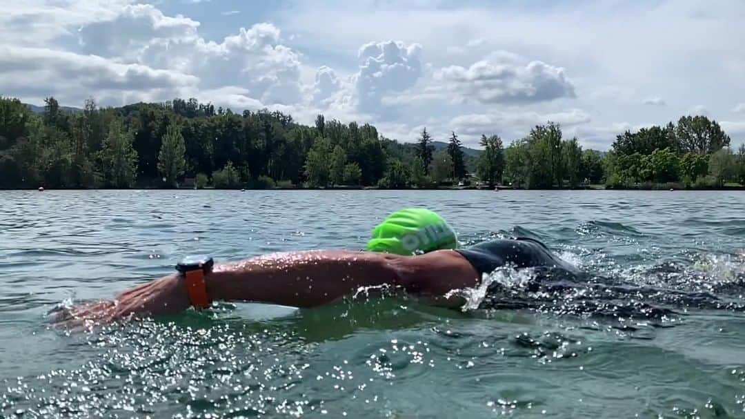 アルピナのインスタグラム：「Don’t limit your challenges – Challenge your limits. #AlpinerXSmartOutdoors. 🏊   📸 @laurent_valette73 #AlpinaWatches #ReachYourSummit #AlpinaFamily   Check out this link: bit.ly/FB-AlpinerX-Smart-Outdoors to discover the AlpinerX Smart Outdoors collection.」