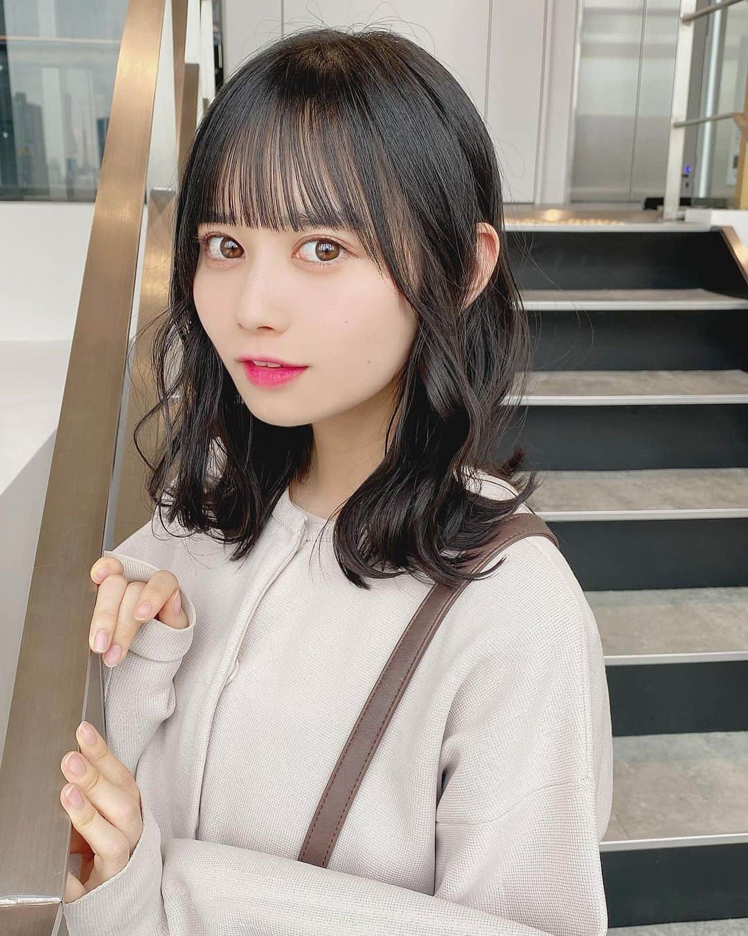 近藤沙瑛子のインスタグラム：「こないだ髪の毛を切りました💇‍♀️✨ ・ #やまモテヘア #原宿美容室 #東京美容室 #前髪カット #黒髪 #黒髪ミディアム #ミディアムヘア #巻き髪 #トリートメント #髪質改善 #hairstyle」