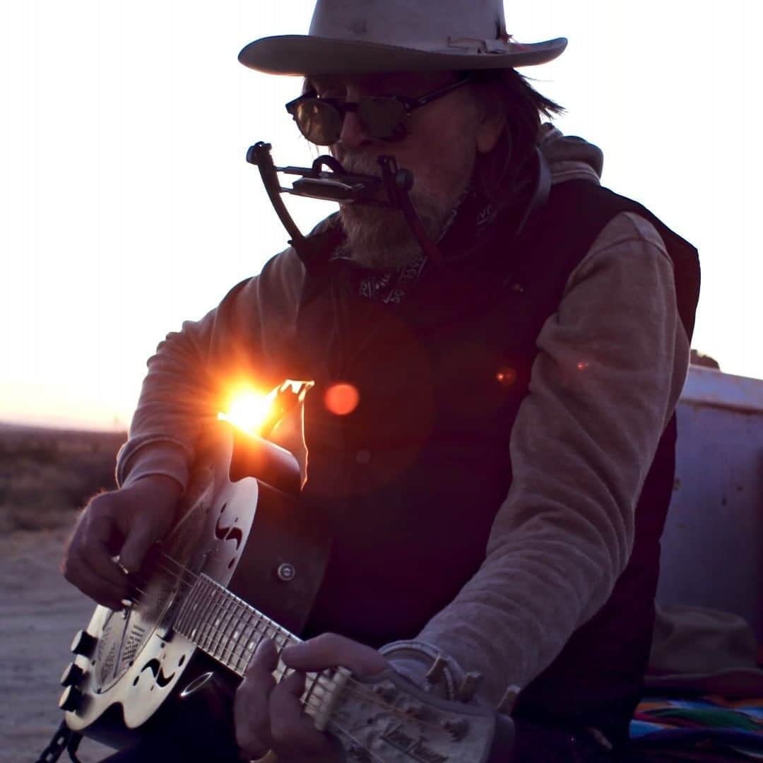 クリスチャンディオールさんのインスタグラム写真 - (クリスチャンディオールInstagram)「James Trussart is a French artist living on the West Coast of the United States. He builds guitars characterized by a skillful use of metal, giving Johnny Depp's performance a unique sound in the new Sauvage film. • #DiorBeauty #DiorParfums #DiorSauvage」9月19日 23時00分 - dior