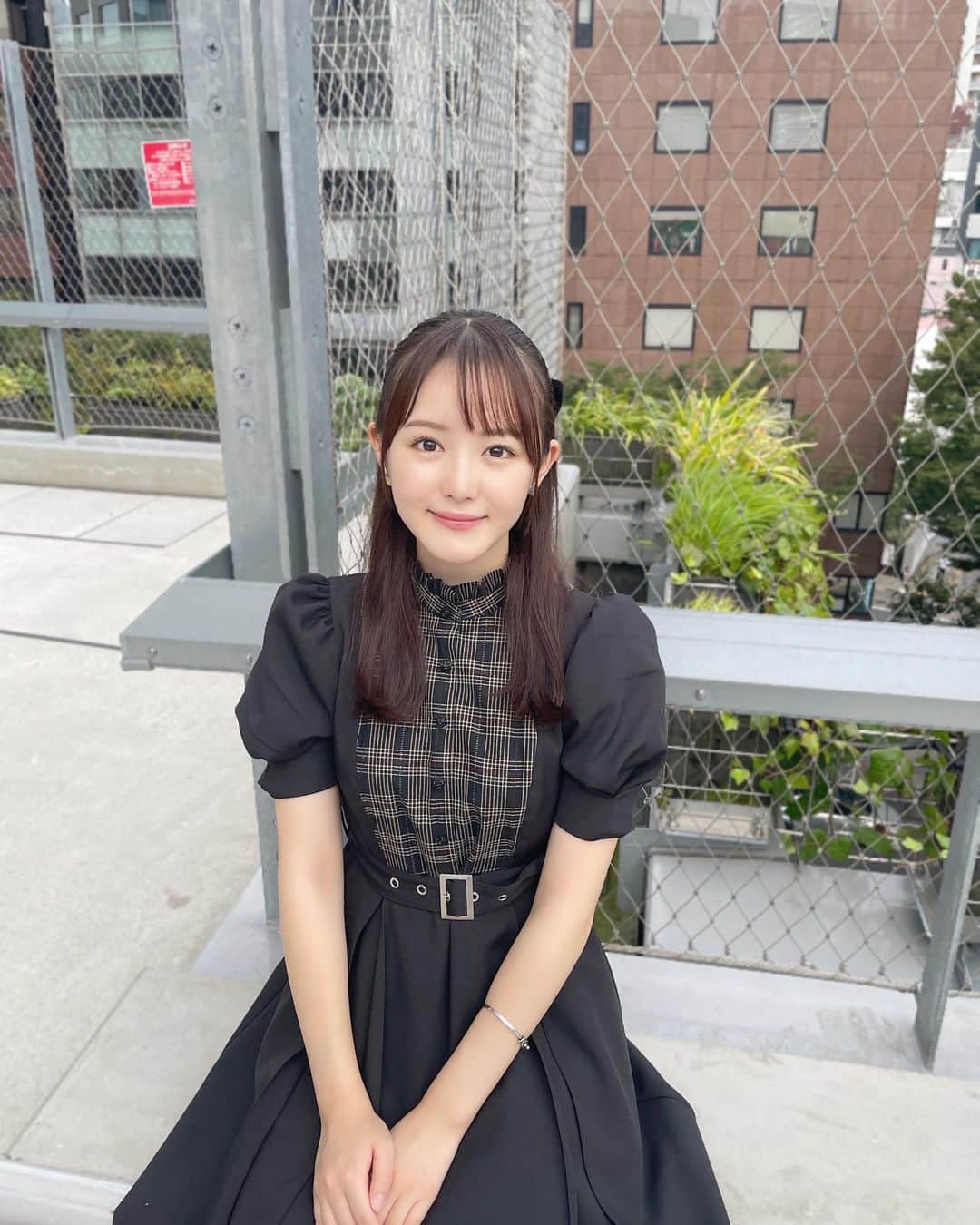 伊藤小春のインスタグラム：「ガーリーな気分だった日❤︎ 背景が1ミリもガーリーじゃないけど🦭 ⁡ ⁡ ⁡ ⁡」