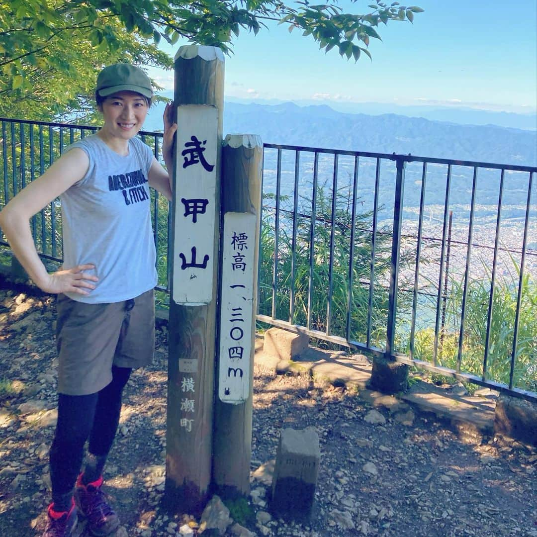 瀬南海はやのインスタグラム：「* 久しぶりの山登り⛰🗻 . 沢山汗かいて、美味しい空気とマイナスイオンを感じてきました！ . #山登り #武甲山 #リフレッシュ #明日は筋肉痛確定 #ポーズの手の癖 笑」