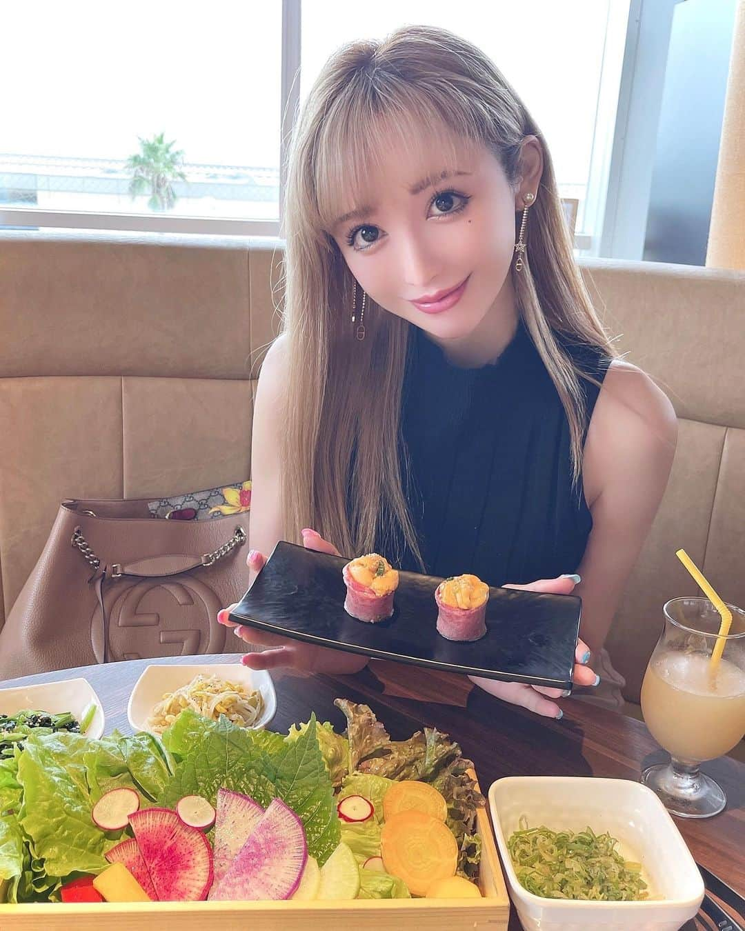 真優川咲さんのインスタグラム写真 - (真優川咲Instagram)「#🍽#🥩#🥓#🌴#🏖 ✨  #海 を眺めながらの #焼肉..🤤💘 さいっこーーうに#美味しかった 🥺💕  【 @enoshima_ponga】(#焼肉ぽんが#江ノ島 店) #江ノ島水族館 も近くにあって🐟 ここはまた行きたいお店..🥩💕  店内は広々としていて清潔感があって 店員さんも優しくて癒されました 🥰 幸せな一時をごちそうさまでした👏🐷💗  ちな🖤この日の #コーデ は ストーリーでも大反響だった 【@flofeson⛳️ 】の大人気#トップス 🖤  コチラは ⚠️24日まで限定予約商品🥺❣️ １つ持ってると年中 #鬼可愛 使えるので ぜひGETしてね😘💕 #ootd  #江ノ島デート　 #江ノ島グルメ #咲グルメ💋  #咲コーデ💋」9月19日 23時24分 - saki_411