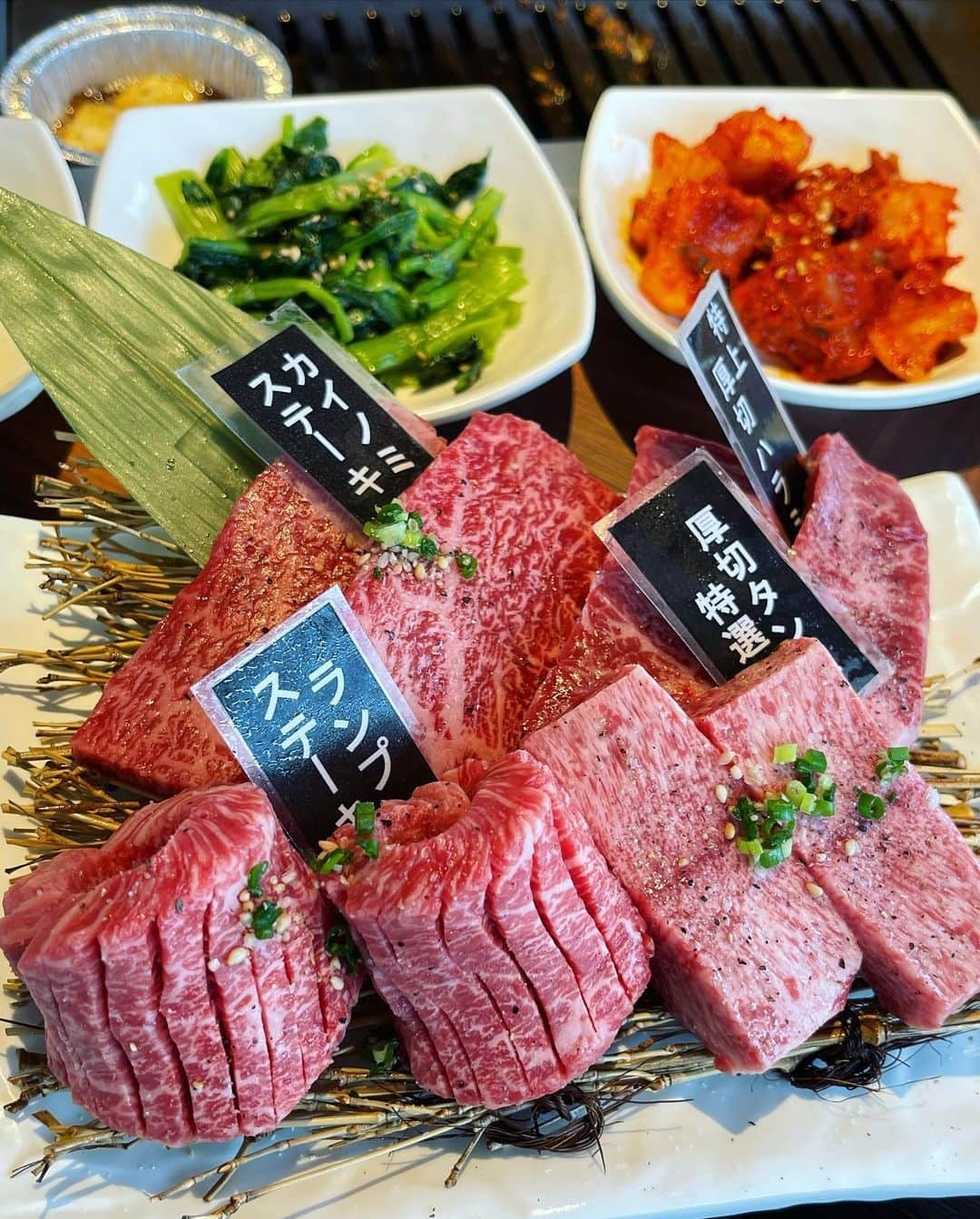 真優川咲さんのインスタグラム写真 - (真優川咲Instagram)「#🍽#🥩#🥓#🌴#🏖 ✨  #海 を眺めながらの #焼肉..🤤💘 さいっこーーうに#美味しかった 🥺💕  【 @enoshima_ponga】(#焼肉ぽんが#江ノ島 店) #江ノ島水族館 も近くにあって🐟 ここはまた行きたいお店..🥩💕  店内は広々としていて清潔感があって 店員さんも優しくて癒されました 🥰 幸せな一時をごちそうさまでした👏🐷💗  ちな🖤この日の #コーデ は ストーリーでも大反響だった 【@flofeson⛳️ 】の大人気#トップス 🖤  コチラは ⚠️24日まで限定予約商品🥺❣️ １つ持ってると年中 #鬼可愛 使えるので ぜひGETしてね😘💕 #ootd  #江ノ島デート　 #江ノ島グルメ #咲グルメ💋  #咲コーデ💋」9月19日 23時24分 - saki_411