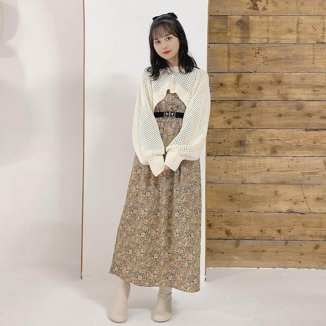 近藤沙瑛子のインスタグラム：「こないだの撮影会で着た私服🍁  トップス( #beams )はニットっぽくも着れるし後ろはカーディガンぽく羽織れてパターンあるので超優秀🥺黒も可愛かったけど迷って迷って白にした…  ワンピ( #ehekasopo )は柄が可愛いのとサイズ感がぴったりでお気に入り！  ブーツ( #lilybrown )はつま先が丸くなってて形がめちゃくちゃ可愛いの🥰  ベルト( #childwoman )はこれ結構なんでも合わせやすくて使いやすくていつもかなり助かっている〜  久しぶりにお洋服の説明してみたˊᵕˋ笑 秋服ほんと可愛いなあ、、、 ・ #アイドル #私服コーデ #私服 #低身長コーデ #へああれんじ #ハーフアップアレンジ #coordinate #japanesegirl #idol #秋服 #秋服コーデ #ワンピース」