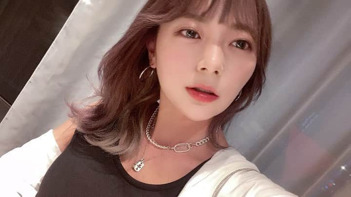 のインスタグラム：「髪染めた~。  光でちょっと分かりづらいし酔って顔赤いけど、全頭ラベンダー＆インナーカラーにグレーホワイト🍇🕊  気に入ってるんるん。」