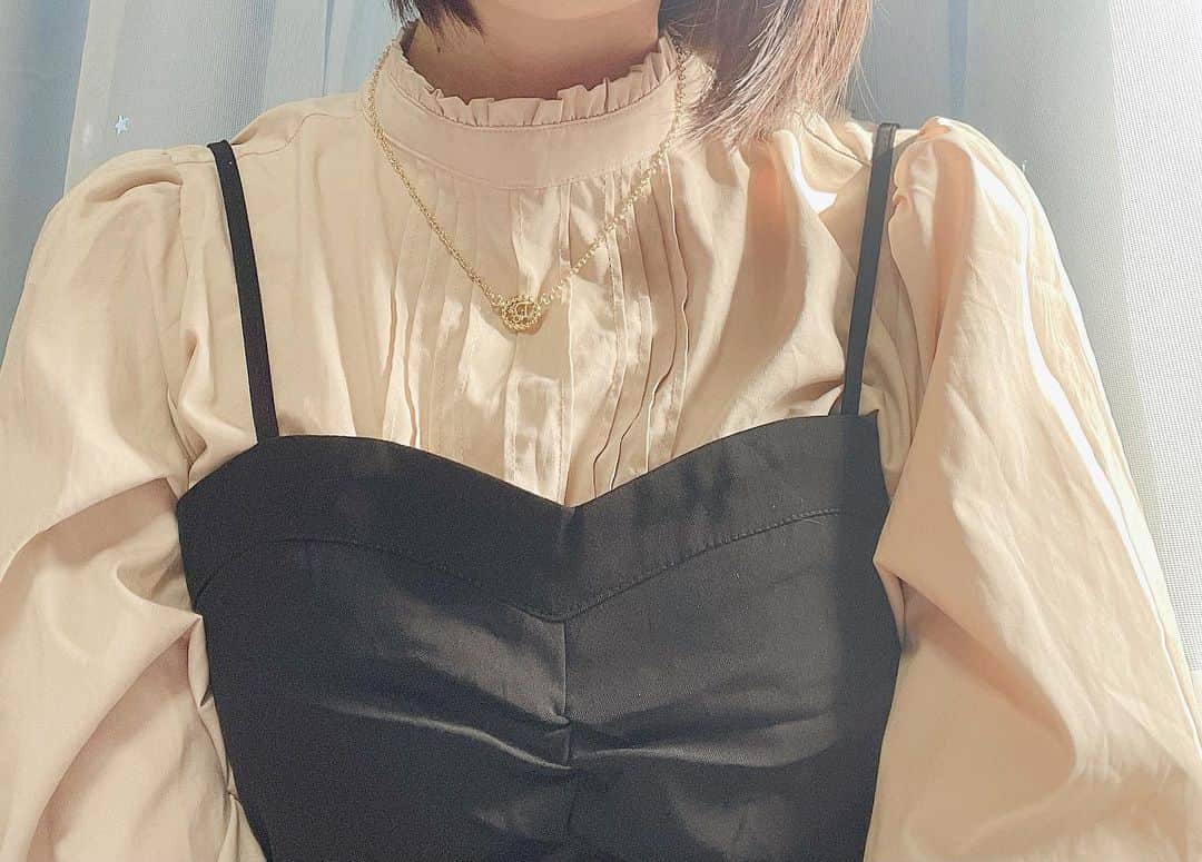 大崎菜々子のインスタグラム：「・ vintageのChristian Dior logo necklace✨  #首元コーデ #mer #christiandior #vintage #dior  @merweb_official  @dior #onepiece  #17kg @17kg_official  #横浜美少女図鑑 @bishoujozukan_official #ラジオパーソナリティー #我的最愛  #fashiongram  #お気に入り #좋아요 #팔로우미 #오오티디  #model #cosplayer #l4l #girl  #cute #かわいい #instagood #グラドル #グラビア  #makeup #cosmetics」