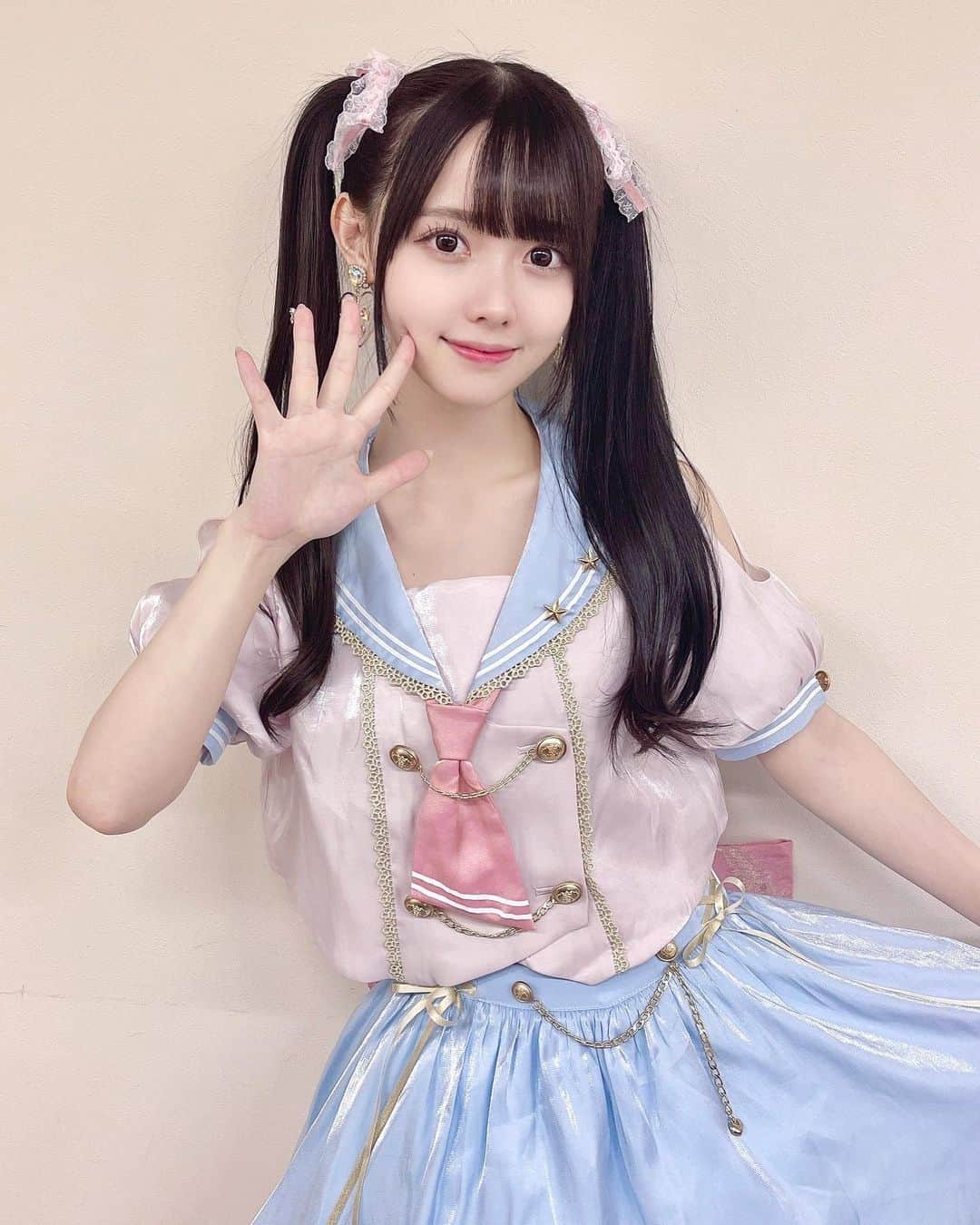 松本ももなさんのインスタグラム写真 - (松本ももなInstagram)「このセーラーの私服はどうかな??👩🏻  このセーラー服ツヤツヤで 後ろにおっきなおりぼんついてて🎀 とっても可愛いの🤍  珍しく後ろ向きもとったよ✨  ラスアイサバイブ 最終日まで応援たくさん 本当にありがとうございました✨  ももぐみさん、ファンの皆さん 一緒に乗り越えてくれて感謝の気持ちで いっぱいです🍑  ♡♡私のことを見つけてくれてありがとう♡♡  ラスアイサバイブで 成長を感じてくださったり ラスアイを好きになってくれたり 楽しんでもらえていたらうれしいです💕  気持ちはツイートしました🙋🏻‍♀️ よかったらみてね♡  今日もゆっくりやすんでね🥺✨  #私服 #アイドル衣装 #セーラー服 #セーラー #ツインテール #ツイン #ラスアイサバイブ #ラストアイドル #ロリータ #lolitafashion #lolita #sweetlolita #japanesegirl #kawaiigirl」9月19日 23時44分 - momona.1012