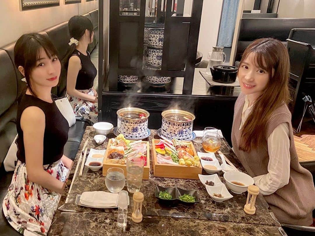 中川杏奈のインスタグラム：「土砂降りランチ☔️ セットした髪の毛は歩いで2分で取れた😥 久しぶりに七瀬あずみちゃんと会ったよ☺️ 相変わらず美人でおっとり癒し系なのにズバズバ言うししっかりしてるから色々教えてもらった😻✨ 1〜2年ぶりに会ったけど出会って15なのであまりブランク感じない😹 これからも仲良くしてね💗 : #シャングリラズシークレット  #きのこ鍋 #ルドイア #日テレアイドル  #Wらら #六本木ランチ」