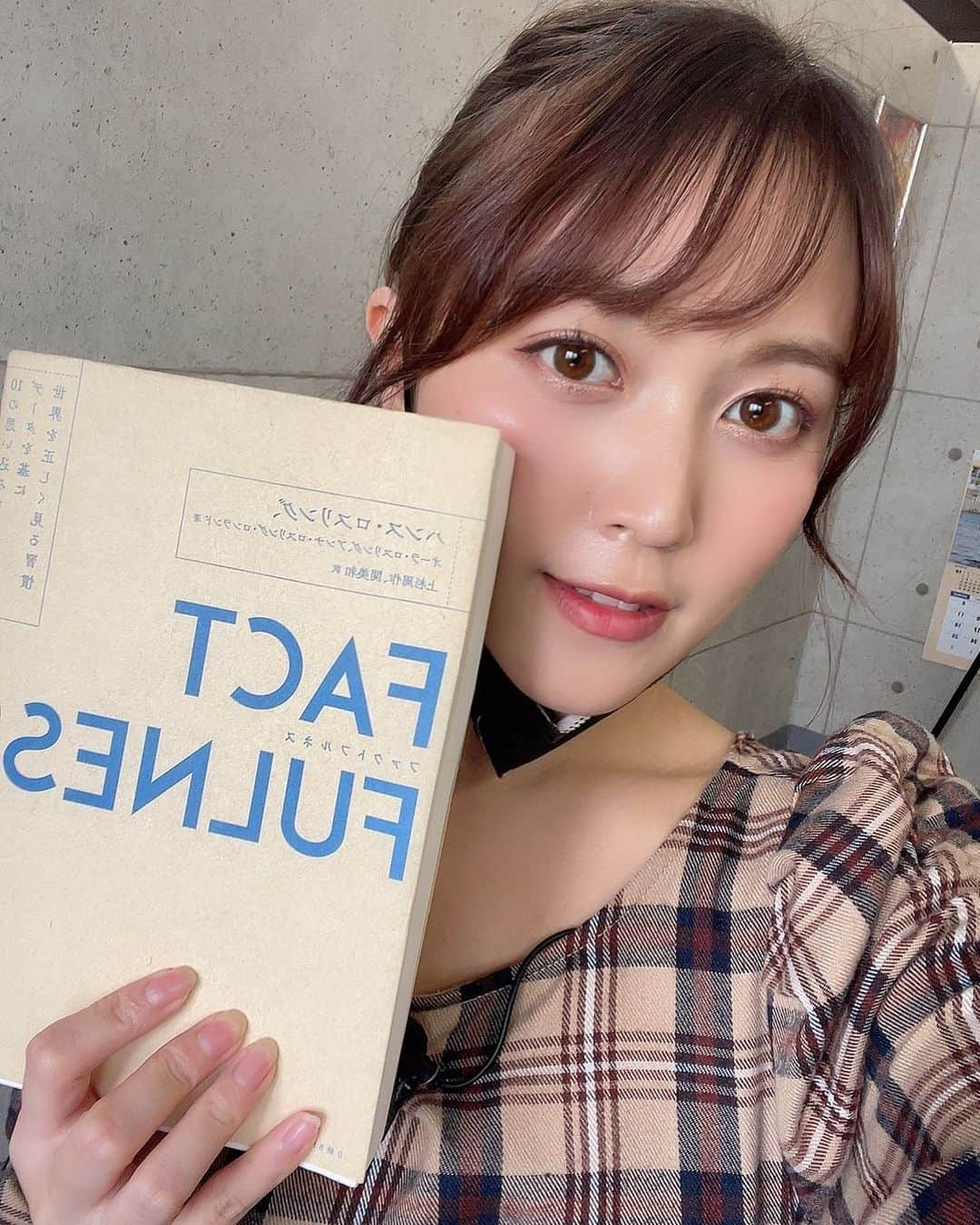 白藤有華（おゆか）さんのインスタグラム写真 - (白藤有華（おゆか）Instagram)「本と私♪  （何載せても消されるからこれなら消されないで更新できるであろう渾身の投稿）  #ぷる尻　#グラビアアイドル #恵比寿マスカッツ #ふわふわ #撮影 #モデル #アイドル　#sexy #tokyo #japan #桃尻 #sexygirl #asian #asianbeauty #japanesegirl #japanesegravure #cute #me #くびれ #おしり #gravureidol #idol #love #likeforlike #instagood #ootd #インスタグラビア #偶像 #맞팔 #脚フェチ  https://www.dmm.com/mono/dvd/-/detail/=/cid=n_641enfd5917tk/  https://fanicon.net/fancommunities/3613  This is my fan club. Lots of ass  这是一个粉丝俱乐部。 请进！  チケットURL  https://fanicon.net/web/tours/3613/」9月20日 0時12分 - yuka_shirafuji