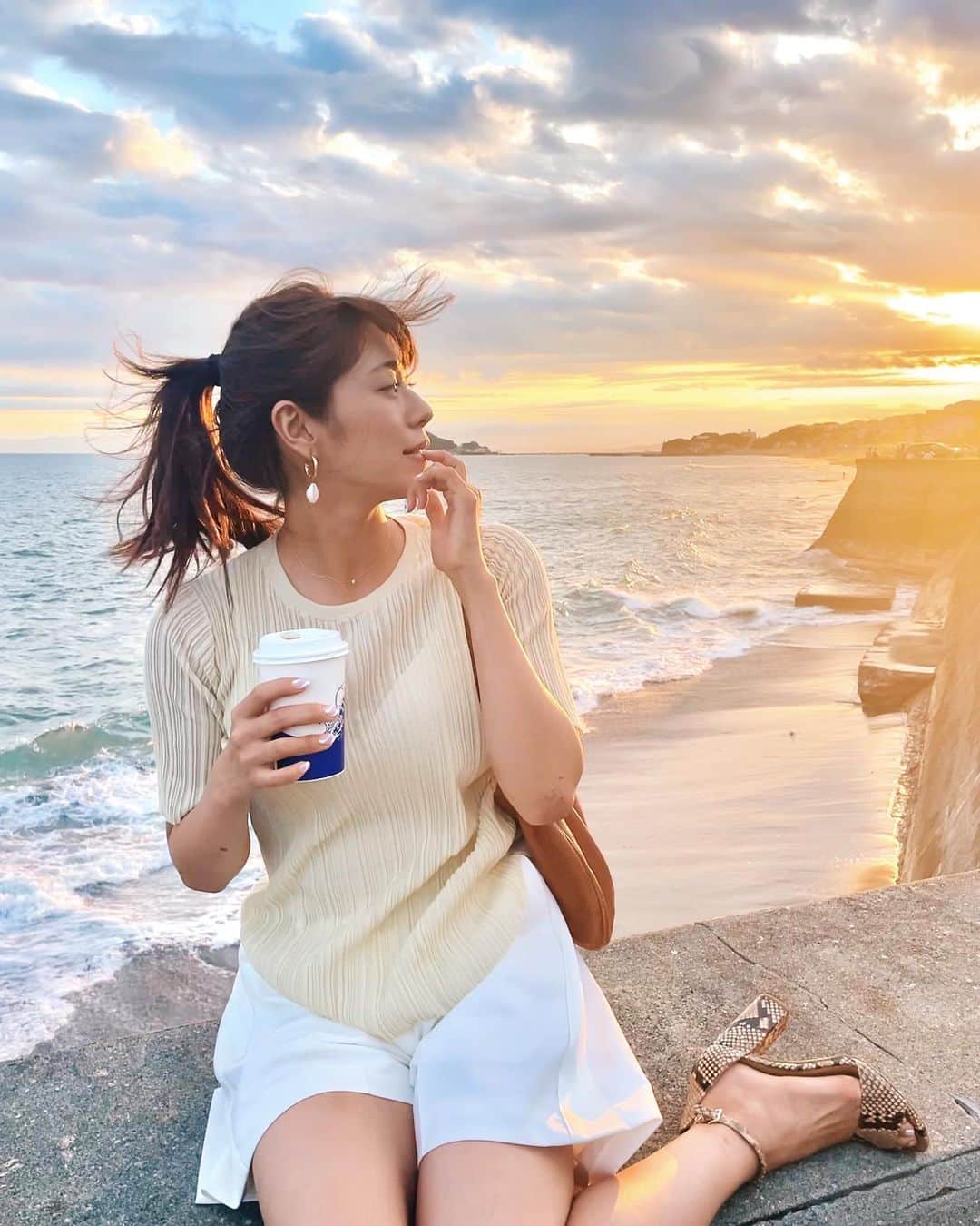 わちみなみのインスタグラム：「夏もおわり。。 海行きたいなあ 海が恋しい今日この頃です😭  先日行ったサロンで ハイフを身体に当てていただきました✨ また行きたいっ 漢方の入浴剤ハマりそうです。  @la_cachette.azabu   ⁡ ⁡ 次回のイベントは 🌿9月25日（土）13時〜 🌿ヴィレッジヴァンガード渋谷109店 ⁡ https://www.village-v.co.jp/news/event/10355 ⁡ ⁡ 🪞写真集購入こちらから https://www.amazon.co.jp/dp/4334902758/ref=mp_s_a_1_7?dchild=1&keywords=%E3%82%8F%E3%81%A1%E3%81%BF%E3%81%AA%E3%81%BF&qid=1622516934&sr=8-7 ⁡ #夏もおわり　#エステ」