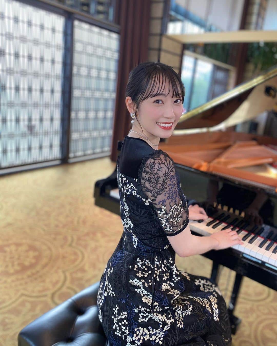 のインスタグラム：「神業チャレンジありがとうございました〜！１週間頑張ってよかった！やったー！！  #tbs #再現できたら100万円the神業チャレンジ  #神業チャレンジ #目隠しピアノ #dress #riekainouegnu  #accessory #room」