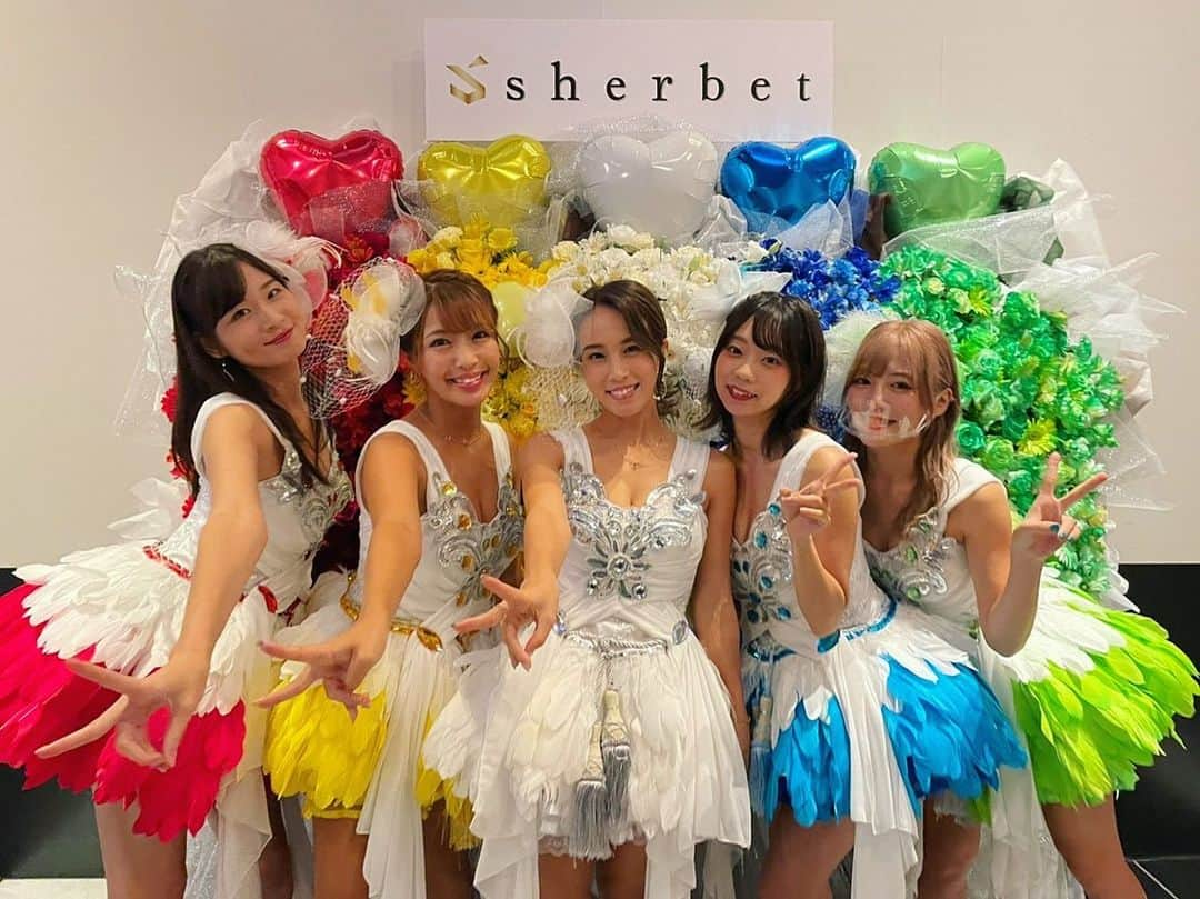 清瀬汐希さんのインスタグラム写真 - (清瀬汐希Instagram)「. . 昨日はsherbet全国ツアー Crystal Memories Final公演 会場にお越しくださった皆様、 配信で見てくださった皆様 本当にありがとうございました‼︎🙏🏻✨  11都市、行けなかった県もありましたが 皆様のおかげで全公演を終えることができました😢✨  以前より発表してました通り 今回のツアーFinalをもって sherbetはアイドル活動を休止致します。  .  sherbetに途中から加入して2年弱。  mcの時にも話しましたが ほんとに最初は自分がアイドルをやるとは 全く思ってもなくて、 sherbetに入った後も アイドルである自分を認められなくて そんな自分とずっと葛藤していて 何度もアイドルを辞めたいって 思いました。 それでも、そう悩むたびに crewやゆうきーずのみんなが 「きよちゃんが入ってくれて良かったよ」とか 「そのままのきよちゃんでいいんだよ」 って言ってくれたのが心の支えで ここまでアイドルをやってこれました🙏🏻✨ アイドルを始めると言ったとき グラビアのファンの方に反対の声が多くて みんないなくなっちゃうかも。 って怖くなったけど sherbetに入って迎え入れてくれたcrewや アイドルの私も応援してくれたグラビアからのファン。 アイドルきよちゃんを好きになってくれた ゆうきーず！ みーーーんなのおかげで 楽しいアイドル生活になりました✨  私はまだ派生ユニットのCan-on!の方で アイドルを続けますが、 自分らしく、自分のやり方で アイドルに向き合っていきたいと思います✨  これからもいろんな清瀬汐希を 応援よろしくお願い致します☺️  みんな大好きだよ〜✨ . . .  -------------------------------- 【9月のイベントスケジュール】 . ♧ 9月20日(月/祝) Can-on!ライブ2回し ♧ 9月22日(水) 東京Lily個人撮影会 ♧ 9月23日(木) RISE WORLD SERIES横浜 ♧ 9月25日(土) はなまる団体撮影会@名古屋 ♧ 9月26日(日) Can-on! 2回しライブ ♧ 9月26日(日) ソフマップ7th DVD発売イベント . -------------------------------- 【きよちゃん情報】  🎠5月〜9月にかけて sherbet 11都市全国ワンマンツアー がはじまりました‼︎  🎠ファンクラブ「きよちゃんの秘密基地」 もやってます！ご入会お待ちしています♪  🎠デジタル写真集『いちばん星みつけた』発売中！  🎠清瀬の公式YouTubeチャンネル 　『清瀬とこの夜』ができました！ 　チャンネル登録よろしくお願いします ❁  🎠sherbetの派生ユニット〈Can-on!〉 としても活動していきます！Twitterとshowroom をやってます！応援よろしくお願いします☺︎！ -------------------------------- 【SNS】 ❤︎ Twitter  ❤︎ Instagram ❤︎ YouTube 「#清瀬とこの夜 」 ❤︎ ミーグラム ❤︎ Tiktok -------------------------------- . . #清瀬汐希 #sherbet #canon #インスタグラビア #グラビア #グラドル #奇跡の美神ディテール #follow #followｍe #likeforlikes #gravure #ootd #japanesegirl #instagravure #instagood #扎心了 #东京 #tokyo #萌 #粉我 #좋아요환영 #赞 #偶像」9月20日 0時50分 - yuki_kiyose_