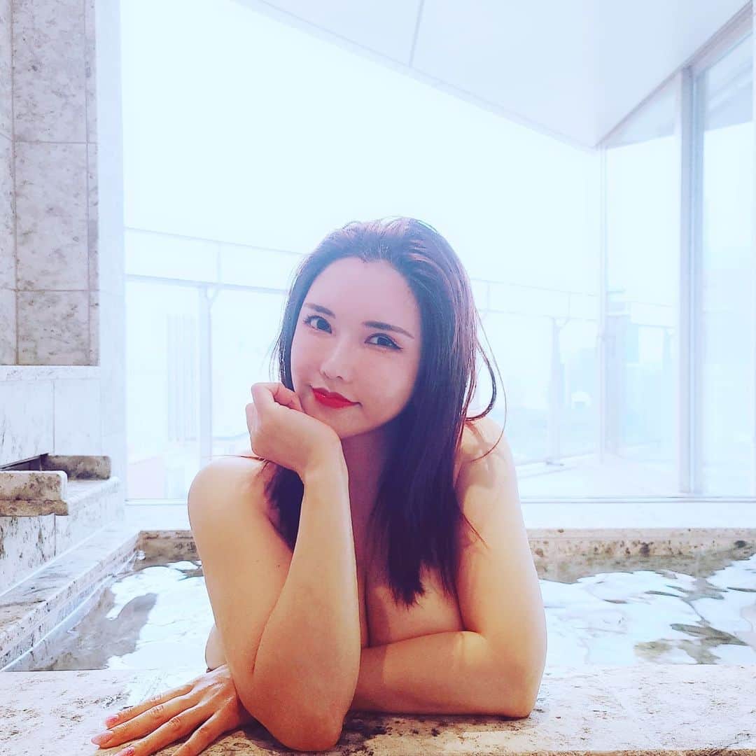 のインスタグラム：「Feeling guilty everyday when we go outside. But your heart is always free in any situation and Bright sunshine makes your energy stronger. 外に出れば罪悪感を感じる毎日。 でも心はいつだってどんな時も自由だし 太陽の光はあなたのエナジーを強くしてくれます。  Onlyfans Link in my profile.」