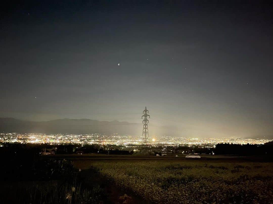 セゴリータ三世のインスタグラム：「フェスやライブに行けないので親戚のキャンプへ急遽参加⛺️ 松本の夜はすでにめちゃくちゃ寒い そんで火を見てるとなぜだか落ち着く🔥」
