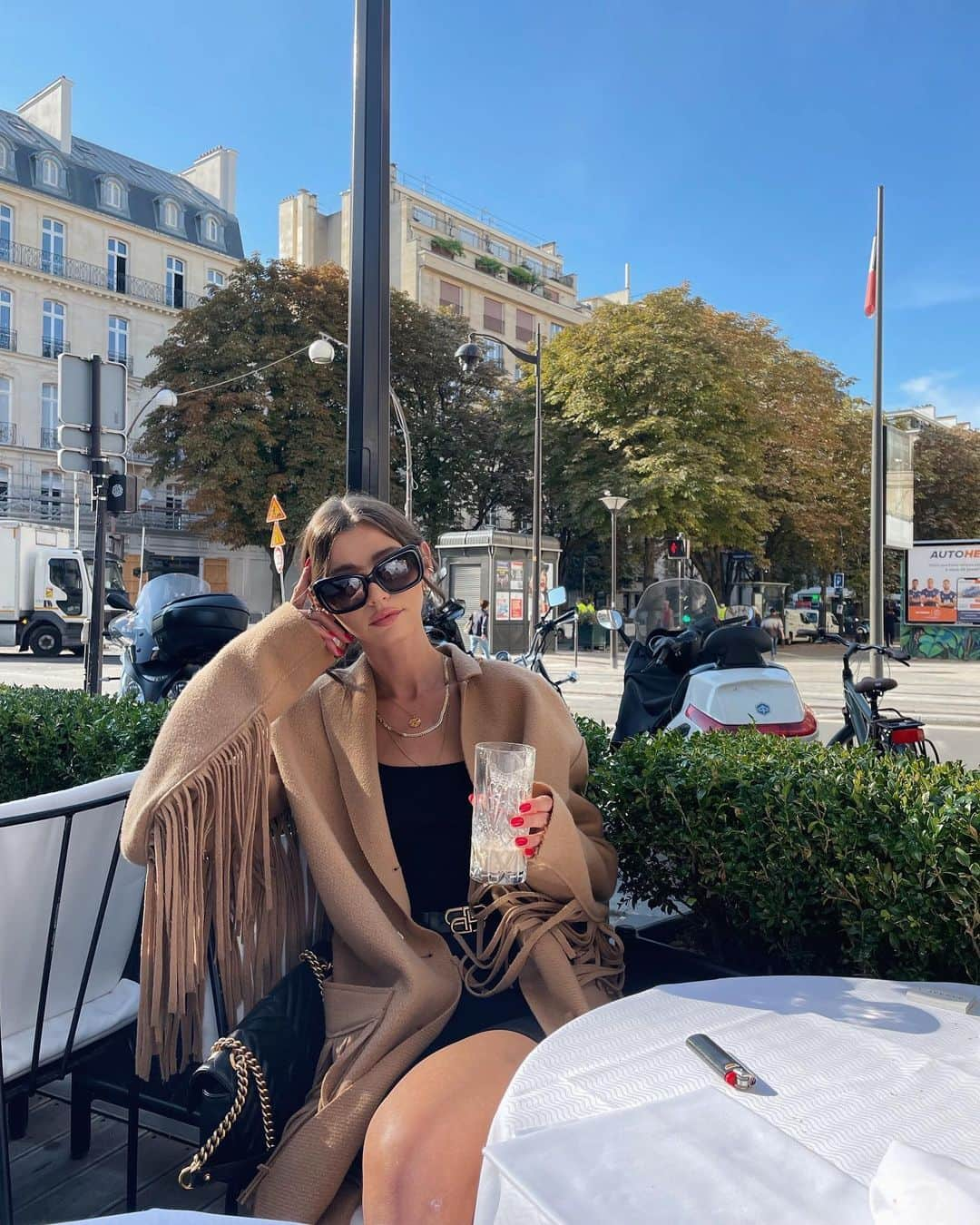 エレノア・カルダーのインスタグラム：「Paris photo dump! Thank you @givenchybeauty 💋」