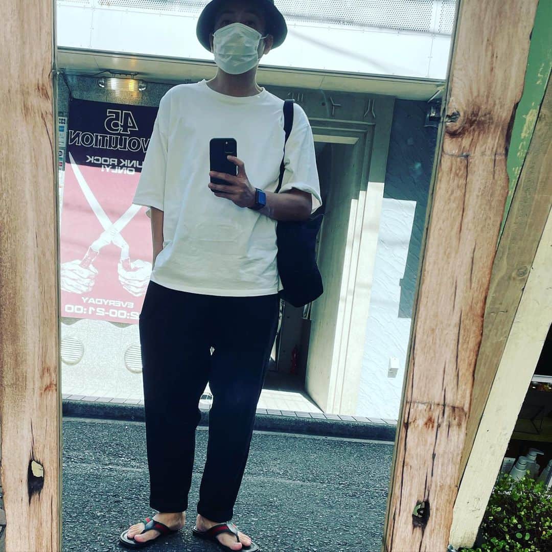 坪倉由幸のインスタグラム：「#外にオシャレな鏡が出ていたのとコカドさんがプレゼントしてくれたオシャレなスウェットパンツを履いていたので撮ってみた」