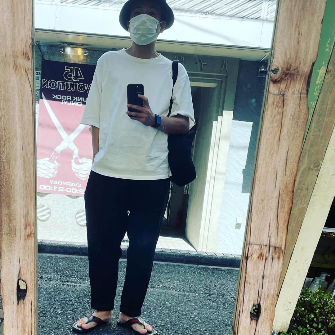 のインスタグラム：「#外にオシャレな鏡が出ていたのとコカドさんがプレゼントしてくれたオシャレなスウェットパンツを履いていたので撮ってみた」