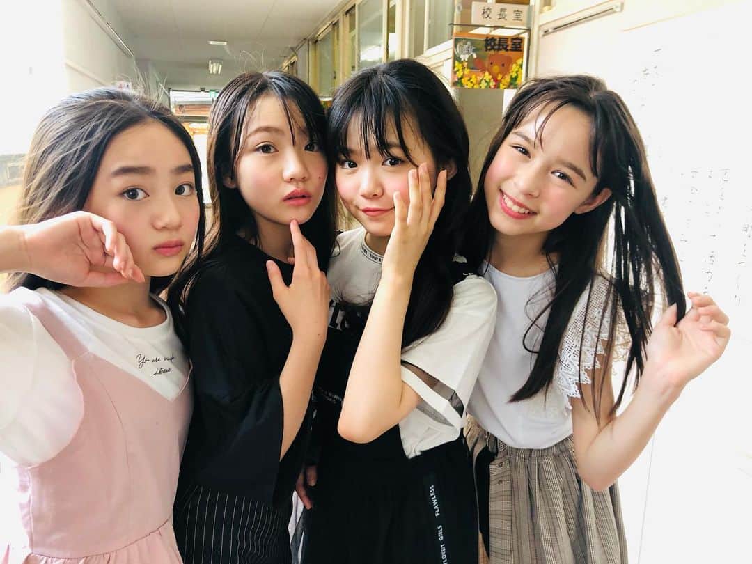 ニコ☆プチのインスタグラム：「🏫✨  校長室の前で😳📸笑  #飯尾夢奏 #小松崎ふたば #星乃あんな #星名ハルハ #私服です👗」