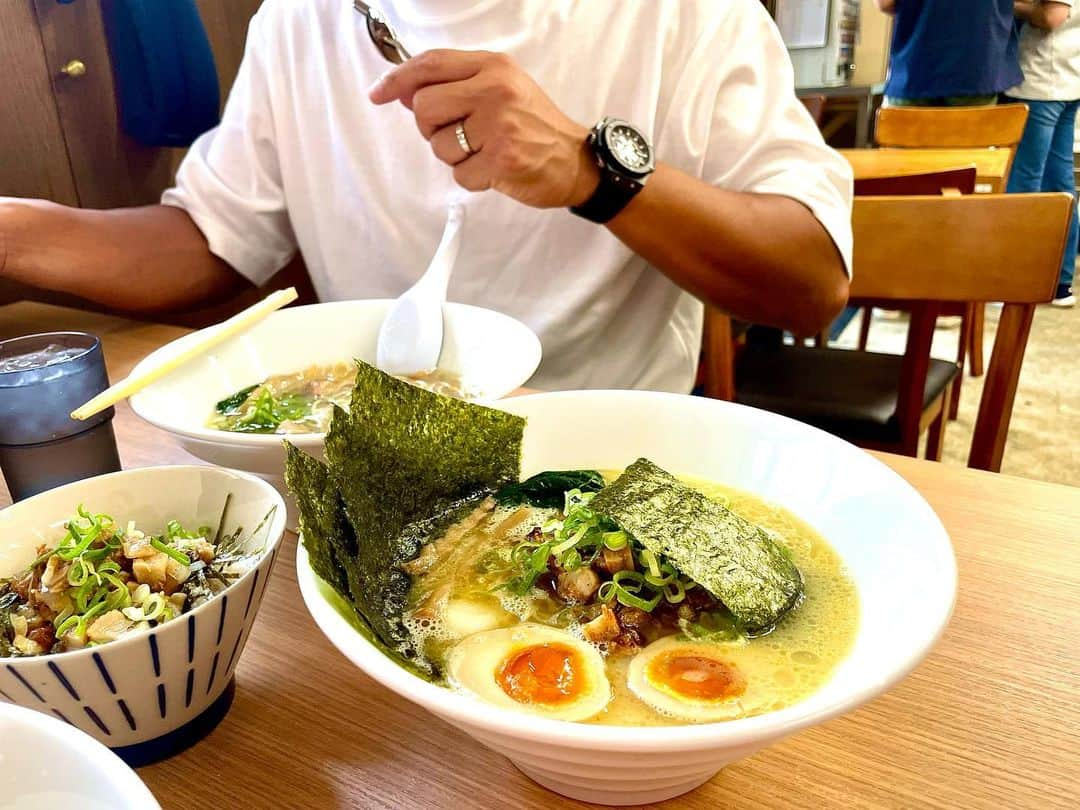 攝津正さんのインスタグラム写真 - (攝津正Instagram)「. . ラーメン大好き攝津さん🍜  気に入ってる【ラーメンしまそば】  俺は鶏白湯、👹は塩の大盛り  今日も美味かった！  . . #ただミシュラン #星３つ #ラーメンしまそば #ラーメン #糸島 #塩ラーメン #鶏白湯 #ラーメン日記 #連日ラーメン #eちゃん #かわeちゃん #ラーメン女子」9月20日 12時53分 - tadashi_settsu