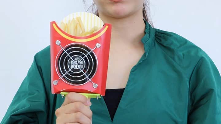 藤原麻里菜のインスタグラム：「I made a potable fan that spread McDonald’s smell」