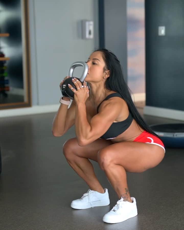 Eri Antonのインスタグラム：「@VPX_Sports  MPS-X10 - Pre-, intra- or post-workout drink. Contains 10,000 mg essential amino acids (EAAs), 7,500 mg branched-chain amino acids (BCAAs).⁣ ❤️💪🏼  ⁣ Follow the inventor: @BangEnergy.CEO 😎 ⁣ Apparel: @BangRevolution.apparel⁣ ⁣ Go to www.bangenergy.com and use ERI10 for a 10% discount⁣ ⁣ #BangEnergy   #EnergyDrink   #VPXSports  #ad」