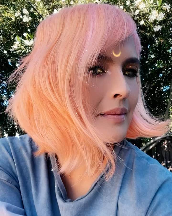 OLIVIAのインスタグラム：「I’ve been wanting to do this my whole life. It’s pink now!! 💖💖💖💖💖」