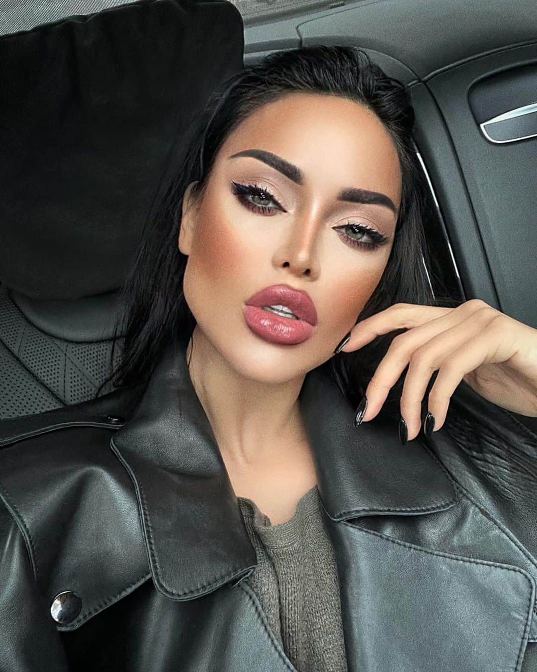 Nita Kuzminaのインスタグラム：「Расставаться тоже нужно уметь! 💔 Нужно уметь отпускать людей, с кем вы чувствуете себя некомфортно. В отношениях, где вы деградируете с человеком или там где вас обесценивают.  Никогда никого нельзя держать рядом с собой из жалости, или из разряда: «а что подумают люди». Нельзя пренебрегать чувствами другого человека. Нельзя издеваться над человеком влюблённым в Вас!  Если понимаешь, что разлюбил/остыл - отпусти! Расставайтесь достойно и благородно, ведь этот человек когда-то был именно Вашим выбором!  Если решили уйти - уходите без оглядки! Уходите без возврата! Пусть каждый из вас станет счастлив с другими людьми. Не лишайтесь этого шанса, ведь каждый человек имеет право быть счастливым, любимым, нужным!  Не судите людей, кто расстаётся, ведь вы не знаете какого у них там было.  Не судите тех людей, кто расставшись смог обрести счастье, а не ушёл в уныние.  Жизнь очень коротка.. так стоит ли тратить своё драгоценное время на НЕ СВОИХ людей…!?」