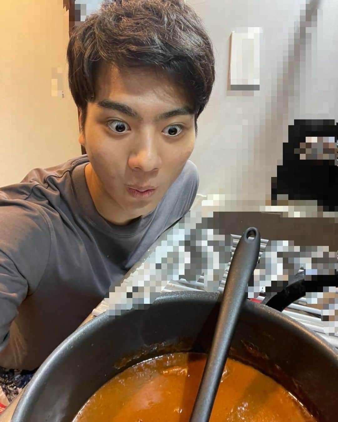 フジテレビアナウンサーのインスタグラム：「こんにちは！新人の山本賢太です！ 本日は敬老の日です。  休日は必ずカレーを作ります。 実は毎朝カレーを食べています。 山本流のカレーは水は使わず野菜ジュースを使うことです。 そしてお米ではなくオートミールでカレーを食べることです。 よろしくお願いします！  健康第一！  おじいちゃんおばあちゃんいつもありがとう。加齢しても華麗に生きてください。🍛  #今日はなんの日 #敬老の日 #フジテレビアナウンサー #山本賢太」