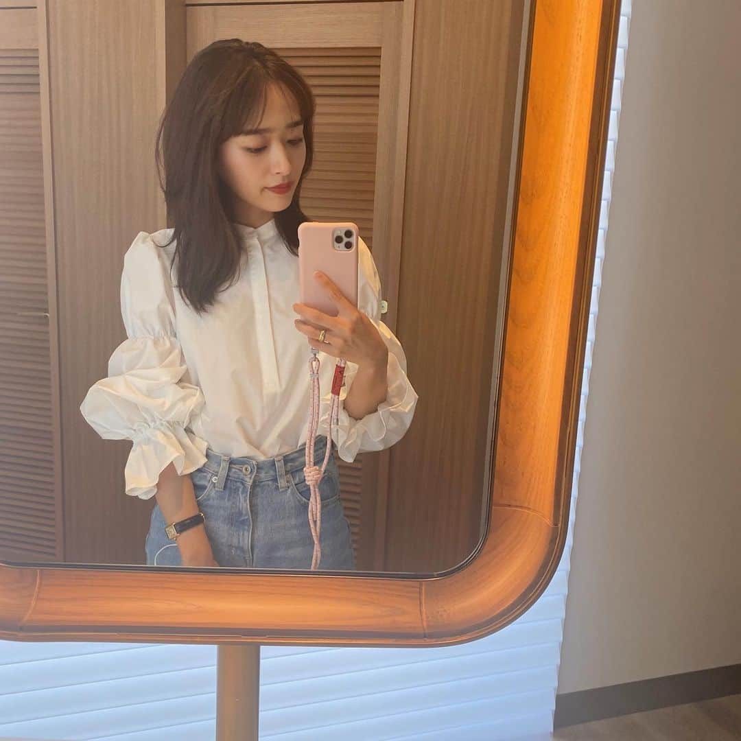 近藤千尋のインスタグラム：「今日は @ropepicnic_official さんと コラボして作ったブラウス👚❤️ お友達にも大人気で嬉しい🥰 きれいめにもカジュアルにも着れます😍！ 私はデニムに合わせましたん🪞☺️」