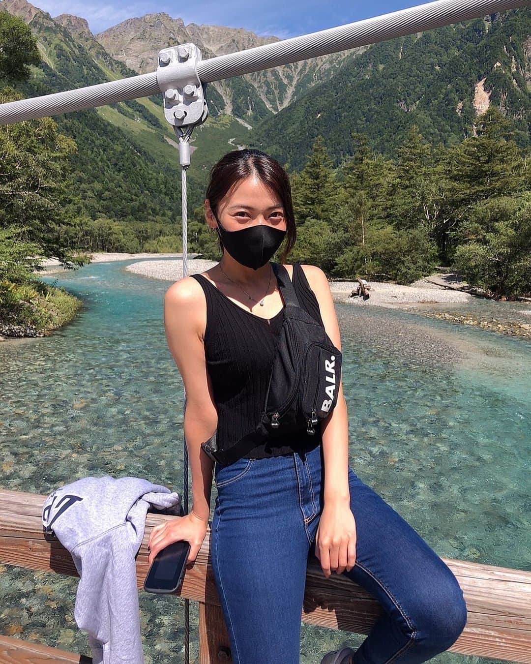 伊藤しほ乃のインスタグラム：「川の水の綺麗さに日本一じゃない？🥺🤍  20,000歩くらい歩くけど余裕でしょ笑 #夏の思い出 #上高地」