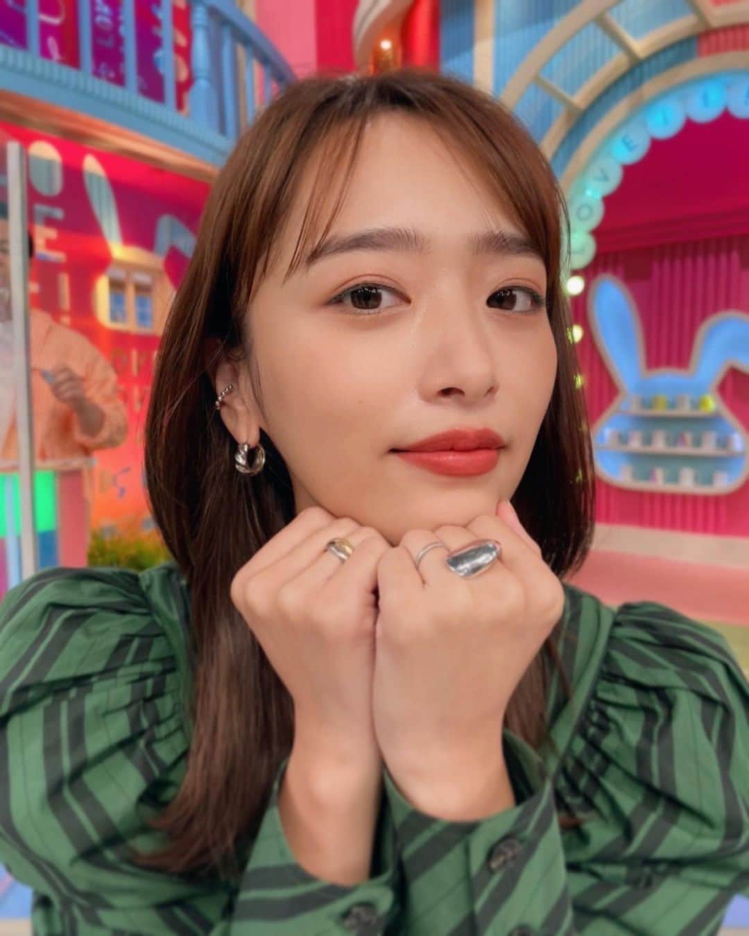 近藤千尋のインスタグラム：「先週のラヴィット📺は グリーンマスカラでした🦜🌱 衣装に合わせて。。。❤️  本番前にパチリ📸 ラヴィットランキング 正解したいなぁ… 難しいなぁ…笑🥺🥺🥺🥺  三連休最終日！😇 今日はぽかぽかだね〜🌈  ワンピース @ganni  アクセサリー @e.m.portrait   サンダル @charleskeith_jp」