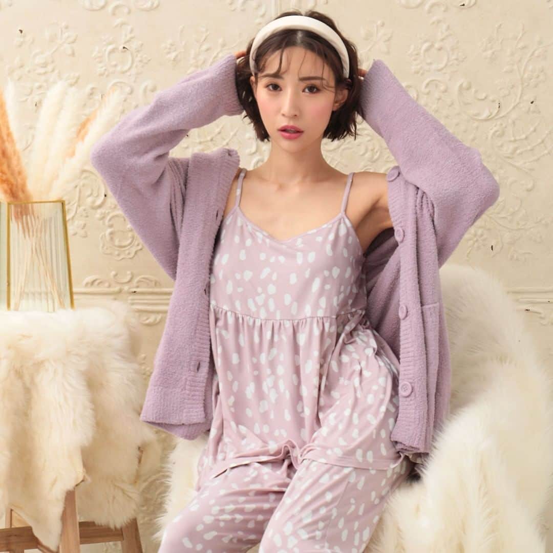 エメフィールさんのインスタグラム写真 - (エメフィールInstagram)「♥ new item ダルメシアン柄×トレンドのくすみカラーニットの組み合わせがこなれ感のある大人かわいい3点セットの新作ルームウェア🐾❤️  もっちりとした肌ざわり＆包み込むような柔らかさのあるウェアはおうち時間・リラックスタイムにぴったり！☁️  キャミソールとロングパンツの上下セットはストレッチのきいた素材で伸縮性◎。  カーディガンはトレンドのゆったり大きめサイズでお尻が隠れる丈感です。  やや薄手の素材なので、クーラー対策にもぴったりです◎  3点それぞれで着回しができるので、ロングシーズン使えるのがうれしいポイントです💐  ⁡ ----------------------------------------- ダルメシアン柄キャミ ニットカーディガン付き 3点セット サイズ:M-L 商品番号:836068 ----------------------------------------- ⁡ ⁡ ⁡ ⁡ #aimerfeel #エメフィール #パジャマコーデ #パジャマ女子 #パジャパ #パジャマ姿 #パジャマ #ルームウェアセットアップ #部屋着コーデ #お泊りコーデ #ナイトウェア #おそろパジャマ #リラックスウェア #ラウンジウェア #おそろコーデ #おそろコーディネート #双子コーデ #ふたごコーデ #友達とお泊まり #パジャマ女子会 #パジャマパーティー #お泊まりコーデ #ガウン #カーディガン #ホカンス #ホテル女子会 #ホカンスコーデ #ホテルステイ #ダルメシアン柄」9月20日 10時00分 - aimerfeel_official