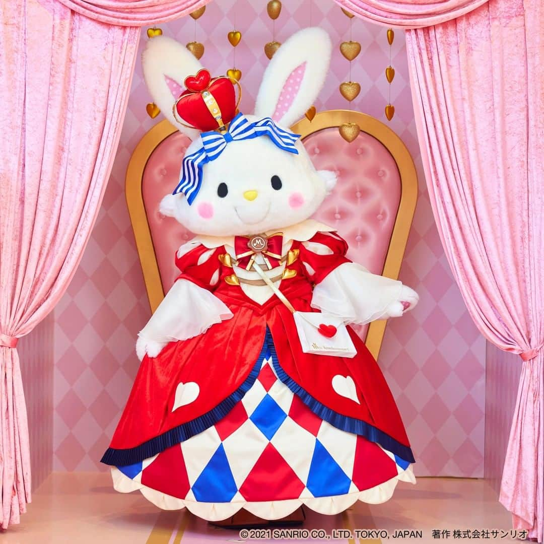 Sanrio Purolandさんのインスタグラム写真 - (Sanrio PurolandInstagram)「_𝐇𝕒𝕡𝕡𝕪 𝐁𝕚𝕣𝕥𝕙𝕕𝕒𝕪 メル 🎉 - 今日はウィッシュミーメルの誕生日！💌 - 今年はなんと10周年！ アニバーサリー記念のスペシャルコスチューム🎀 丸いフォルムのスカートが可愛くて、10周年にふさわしい華やかなドレスです！ 赤いハートのついたお手紙風バッグもキュート♡ 赤とゴールドのゴージャスな王冠もきまっていますね👑✨ - 10周年のメルにたくさん「おめでとう」を言ってあげてね❤️ - #サンリオピューロランド #sanriopuroland #ピューロランド #ピューロジェニック #ピューロ #サンリオ #テーマパーク #サンリオ好き #HappyBirthday #誕生日おめでとう #メル #ウィッシュミーメル #推し事 #推しのいる生活 #可愛いものが好き #ピューロ写真部 #ゆめかわいい #KAWAII #ピューロマガジン #マガジン #豆知識 #いらすとぐらむ #イラストグラム #手書き加工」9月20日 10時00分 - purolandjp