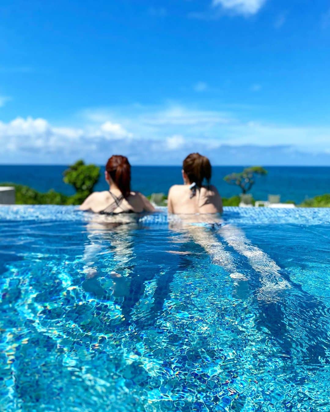 うさびったさんのインスタグラム写真 - (うさびったInstagram)「インフィニティ♾プール🌴🌴 . 宮古は空港からホテルまで近いのがいいね✈️✨🌴 . スイはホテルが無料で空港送迎してくれるよ🙂🚖✨ . #イラフsui #iraphsui #伊良部 #マイル旅 #南国 #swimwear #swimming #インフィニティプール #infinitypool」9月20日 11時40分 - usavitta