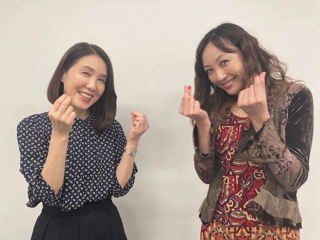 日本テレビ ドラマ「ボイス 110緊急指令室」のインスタグラム：「. ＼9話のオフショット📸／  久遠京介の母・由紀子役 #智順 さん  由紀子の叔母・綾子役 #筒井真理子 さん  シリアスなシーンの 連続でしたが…💦  オフショットをお願いしたら こんな素敵な笑顔で 応えてくださいました☺️💕  #ボイス2」