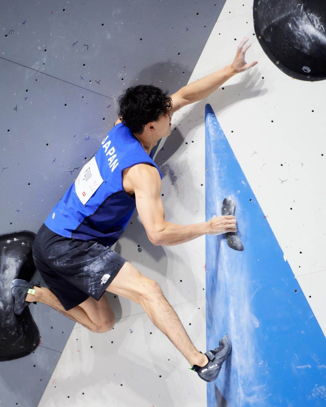 藤井快さんのインスタグラム写真 - (藤井快Instagram)「I DID IT!!! 💥💥💥 World Champion at the world championships 2021 in Moscow!!! I have no words… I’m glad I believe in myself.  THANK YOU EVERYONE!!!  And I switching to Lead mode from today!  2021年世界選手権ボルダリングで優勝しました！🤯🤯🤯  2014年から出場して、予選敗退を経験し、16年は準決勝敗退、18.19年は決勝進出したものの表彰台には上がることができませんでした。 その一方で、若い世代がどんどん活躍をしていくのを見て悔しい思いをしたのを覚えています。 気がつけばもうベテランと呼ばれる年齢になってました。しかし、歳を重ねていくということは、自分と向き合う時間が増えることです。 歳の数だけいろいろな経験をし、試行錯誤をした結果、その先に進むことができるんだと、自分を信じてきて良かったと、本当に思えました。 やっと自分の中でスタート出来たような気がします。  いろいろ言ってますが、今は素直に喜びたいと思います。  と、その前に今日からのリードも頑張ります！  Congratulations all medalists  🥈 @tomoa_narasaki  🥉 @manu_cornu  👏  Pic1: @juliet_boo  Pic2,3: @nv_tsarev  Thanks 🙏   @adidasterrex @fiveten_official @alpinawatchesjapan  @au_official @in_jelly_  @morinagatraininglab @frictionlabs @team_edelrid #adidas #fiveten #alpinawatches #TEAMau #teamedelrid #森永製菓   @japan_national_climbing_team」9月20日 11時53分 - fujii_kokoro